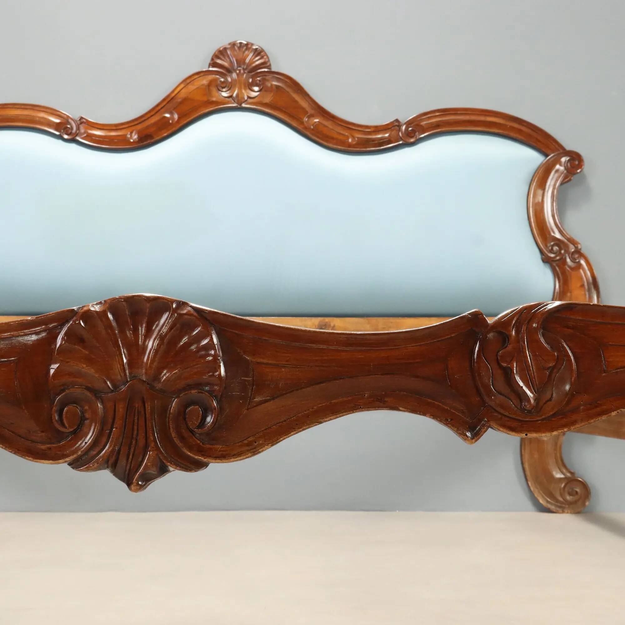Antique Louis-Philippe bed in carved walnut, Italy, 19th century.