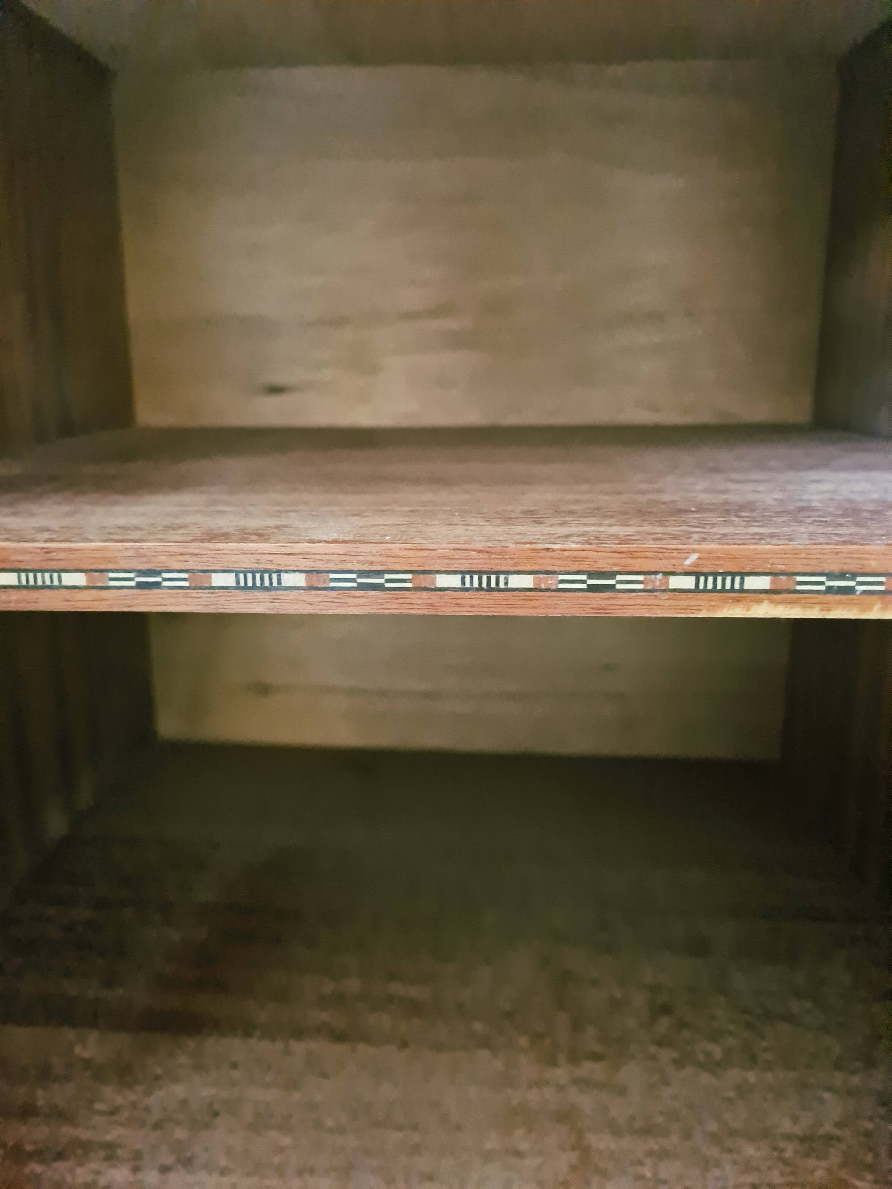 Enfilade en bois foncé et finitions laiton pieds compas