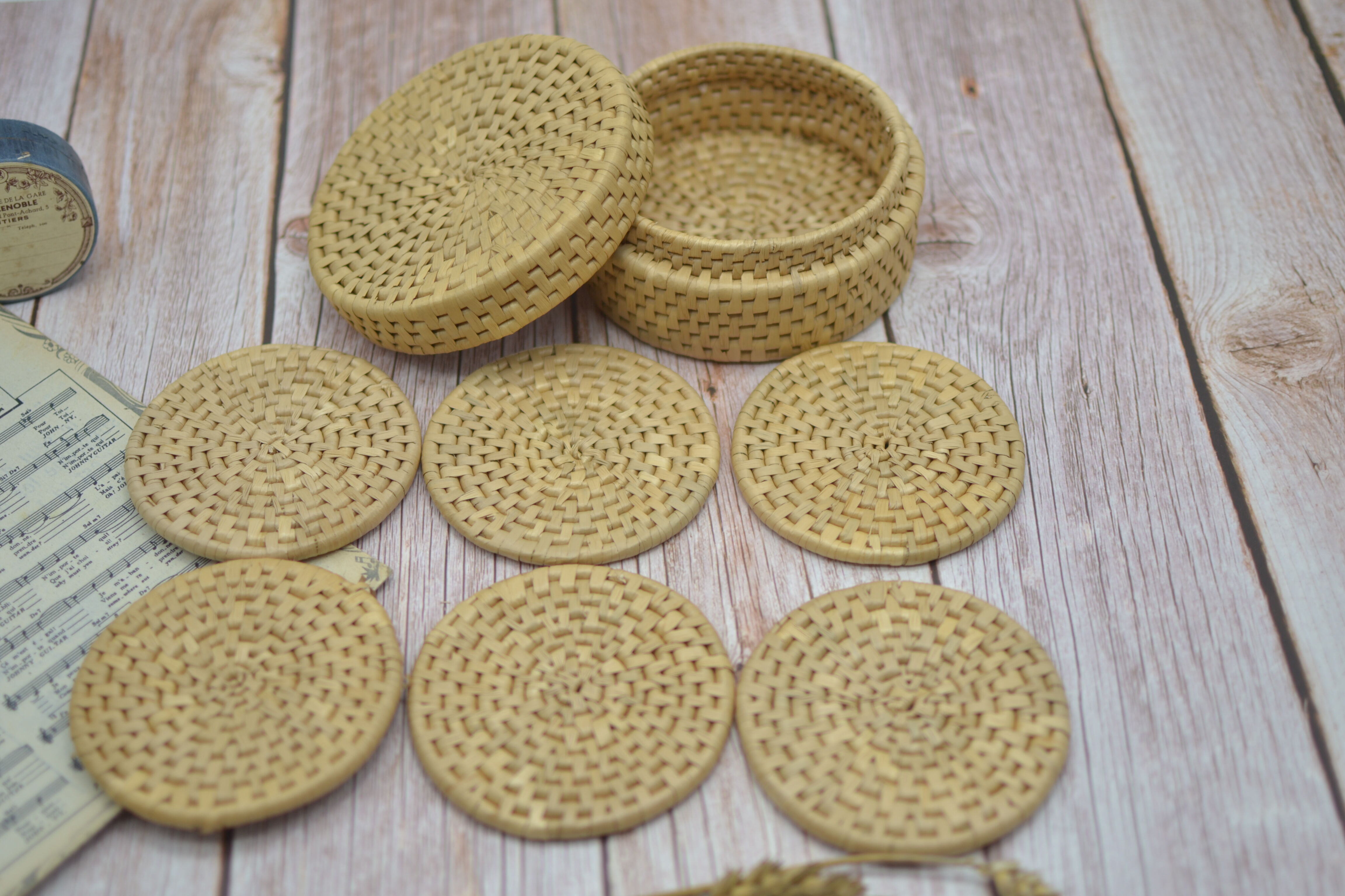 Set of 6 wicker coasters with their storage box