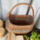 Panier en osier avec anse et scoubidou bleu