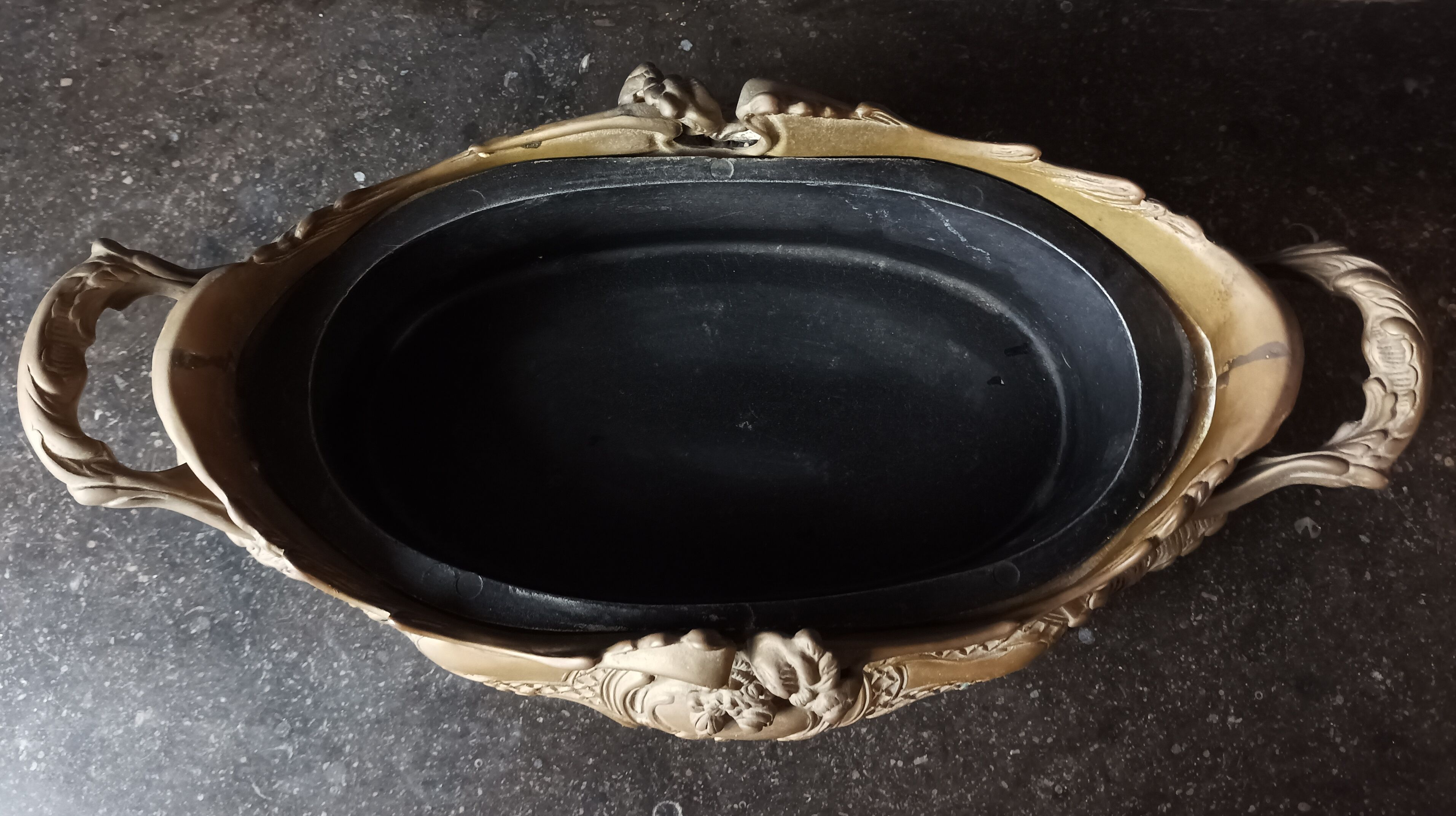 Planter in bronze rockery style