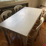 Table with solid wooden scallops and 4 chairs
