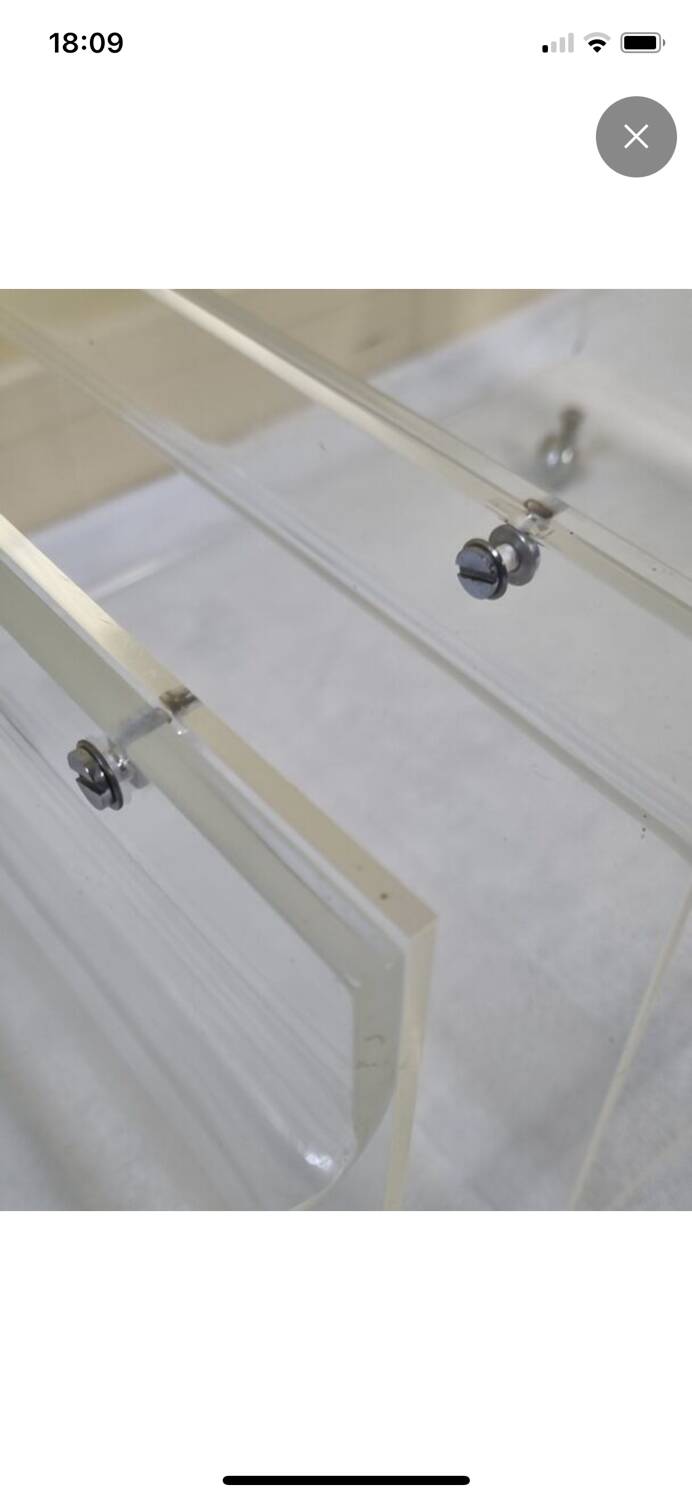Table basse et porte revue en plexiglas vintage, années 70