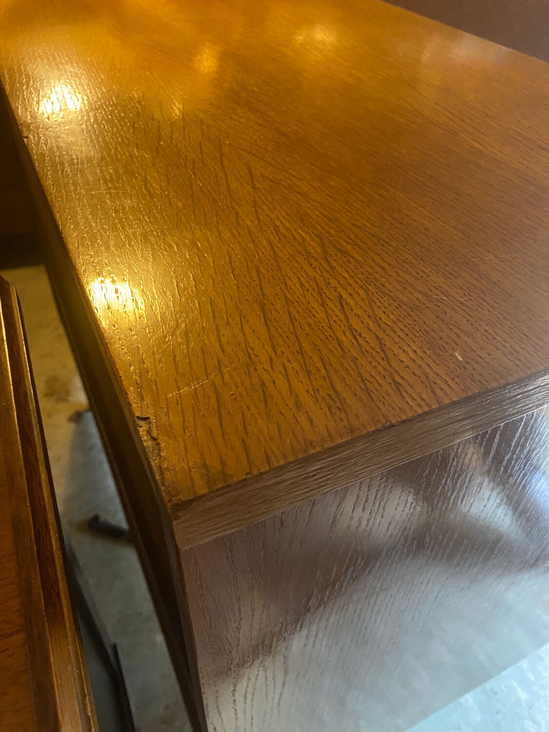 Commode en rotin vintage pied compas