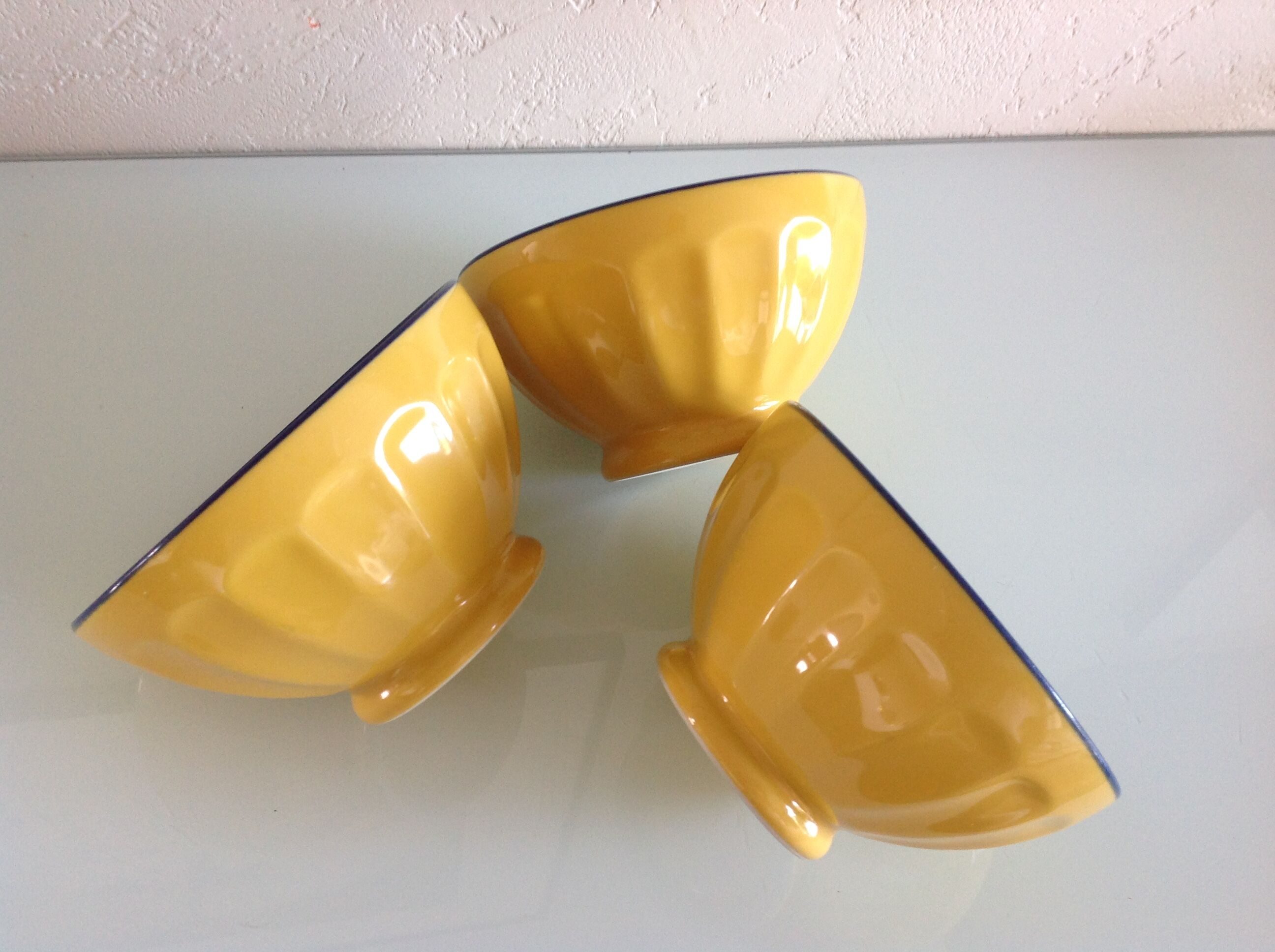 Suite of three yellow ribbed bowls with blue / vintage 70s border