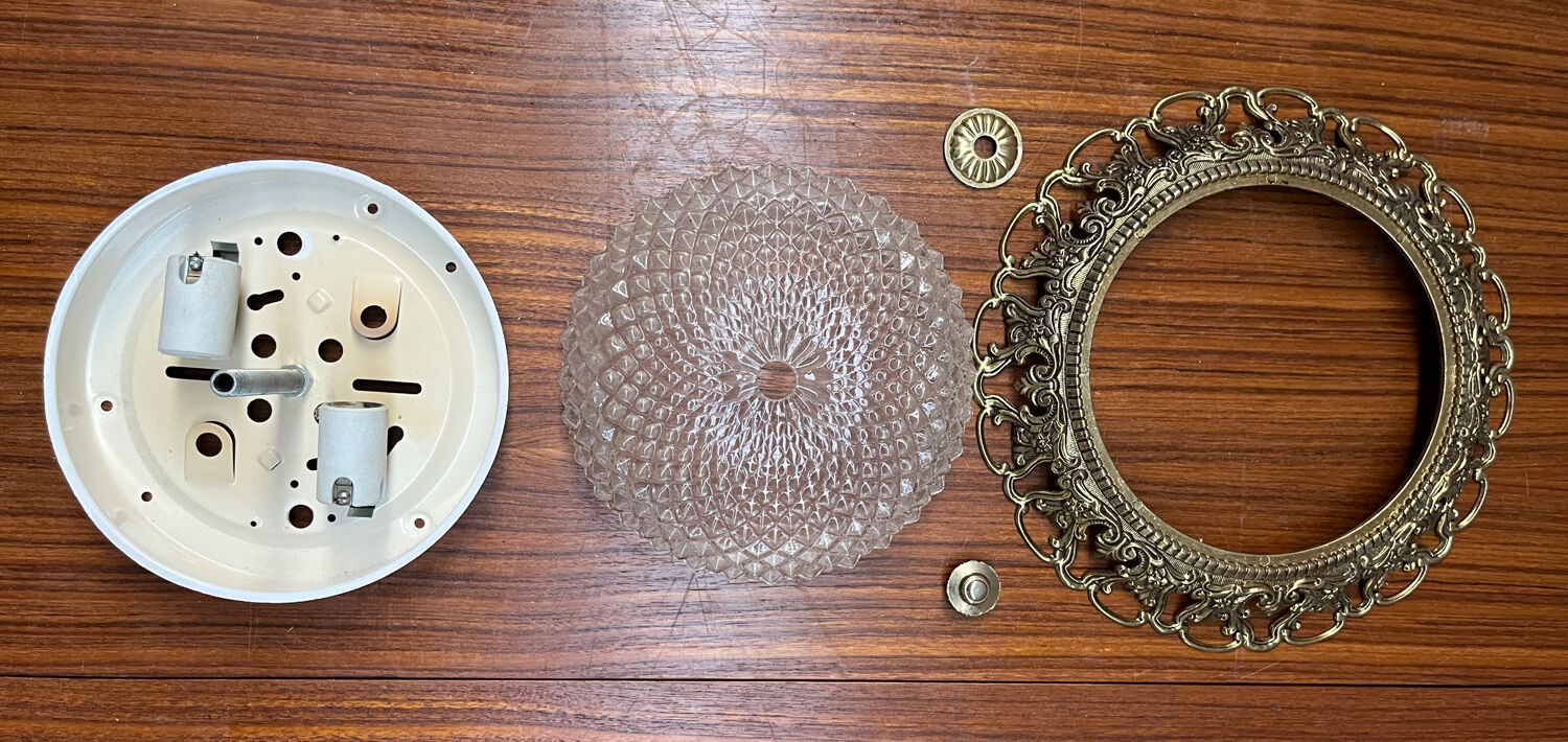 Vintage ancien plafonnier en verre et laiton cisele 2 lumieres  dos tole