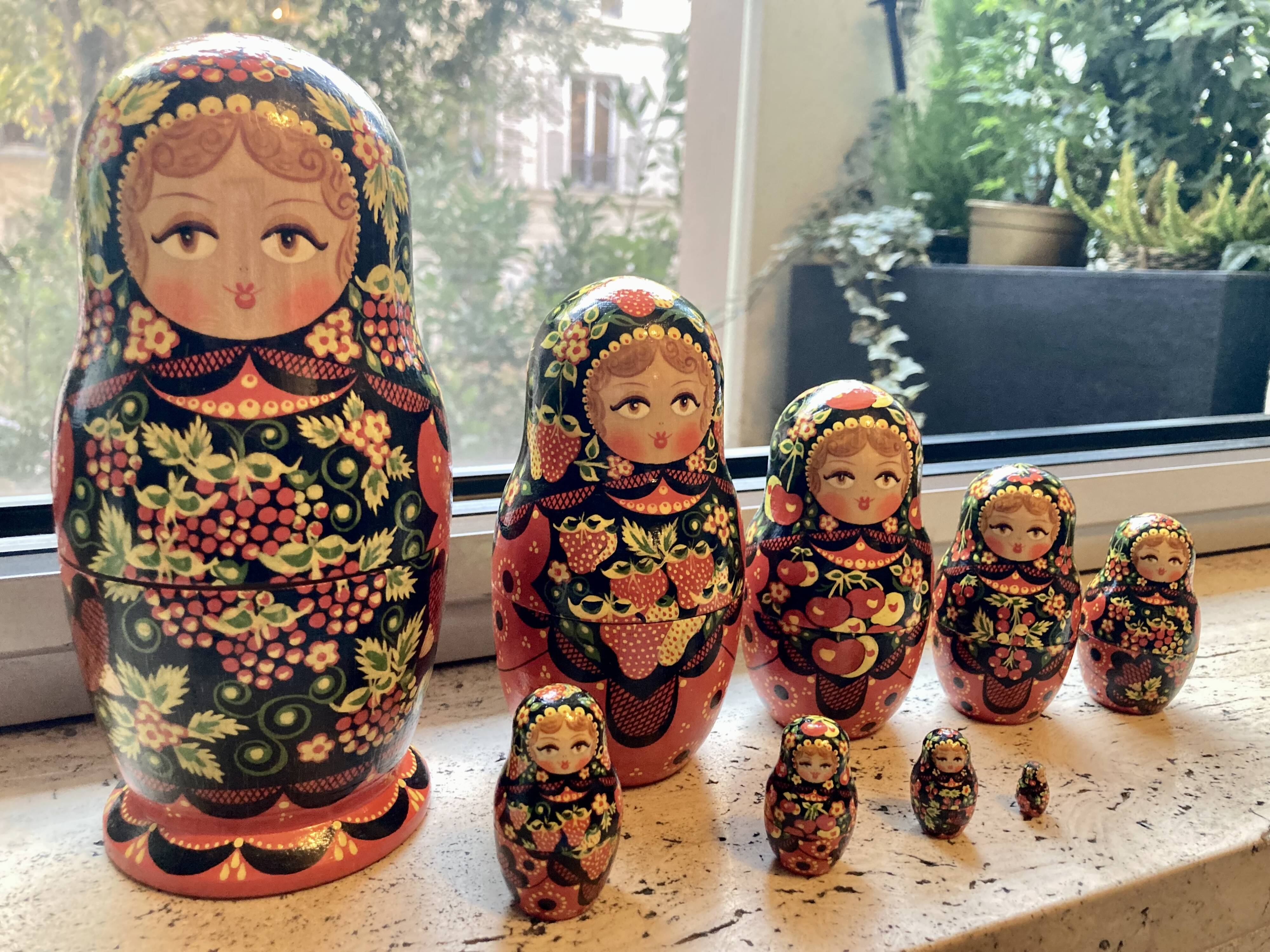 Magnificent family of Russian matryoshkas – 9 dolls – excellent condition