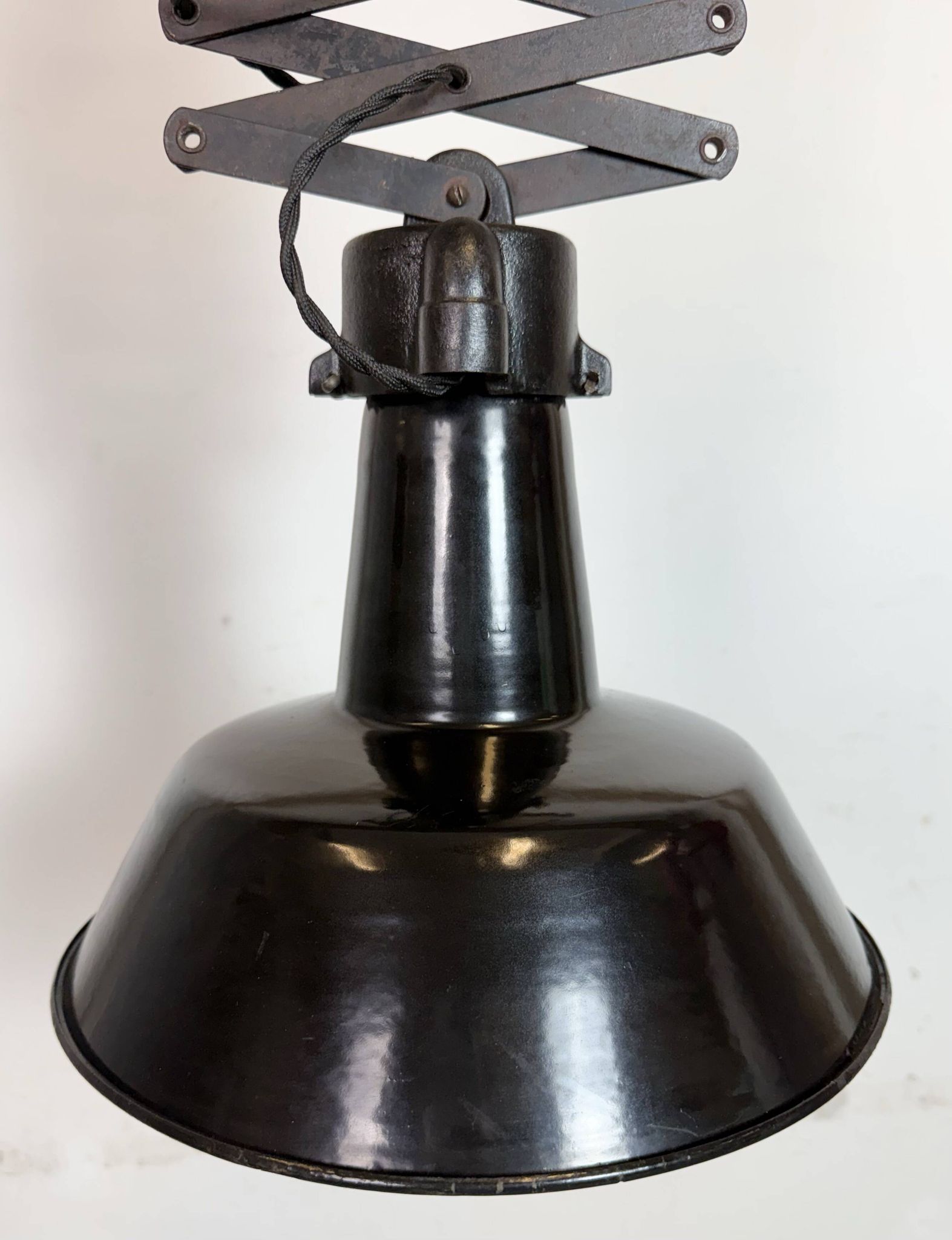 Lampe de plafond industrielle en émail noir à forme de ciseaux, années 1930