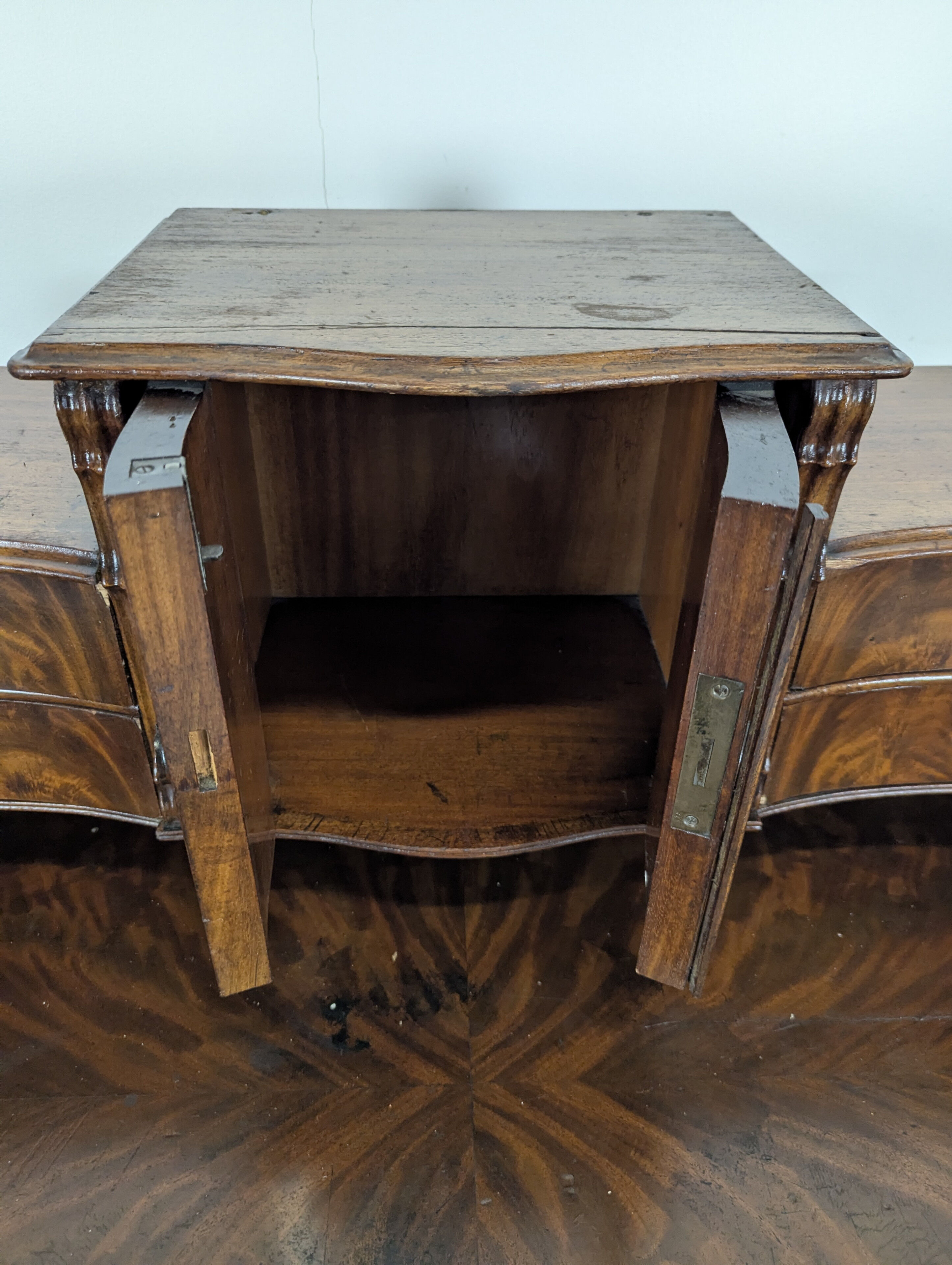 Small happiness desk of the day in mahogany