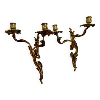 Deux bougeoirs muraux en bronze style Louis XV