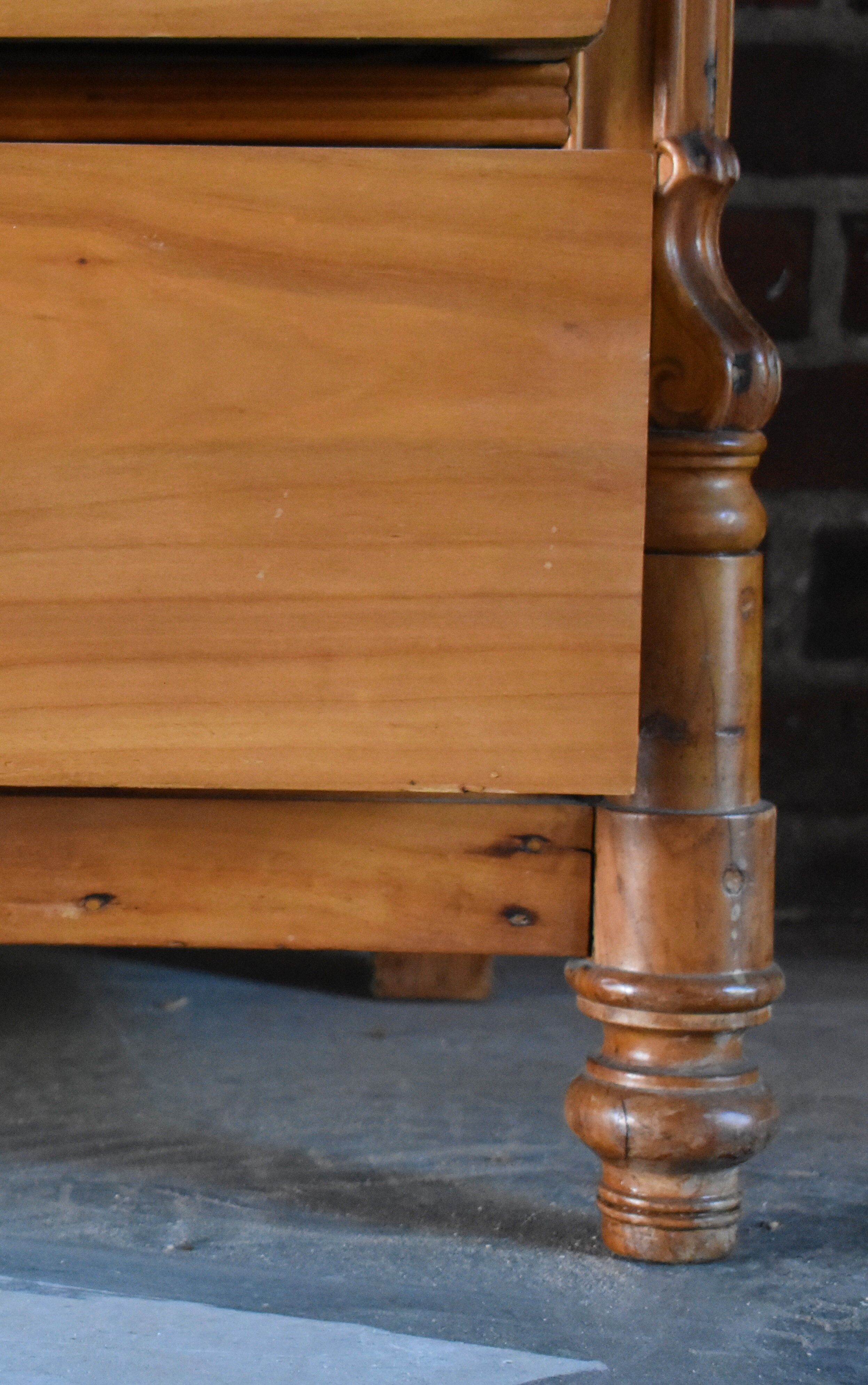 Chest of drawers, made of walnut