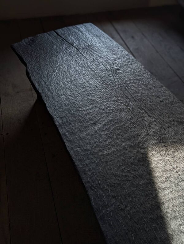 Table basse en chêne brûlé