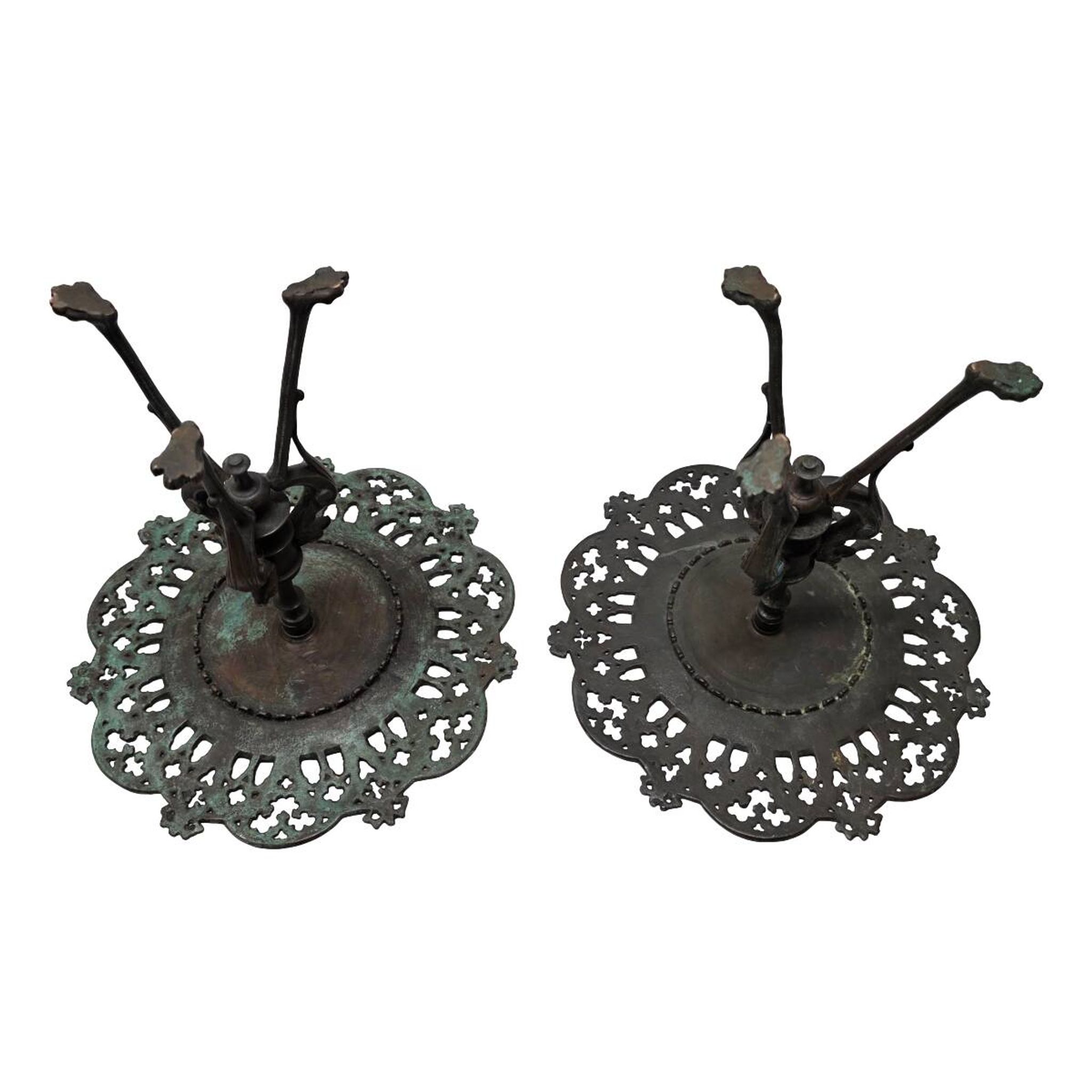 Ensemble de 2 coupes gothiques en bronze, années 1950