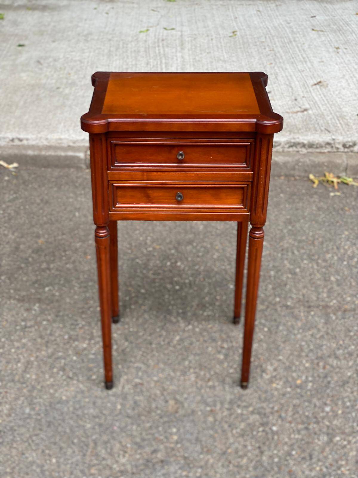 Table d'appoint chevet Style Louis XVI en merisier massif à cannelures 1960