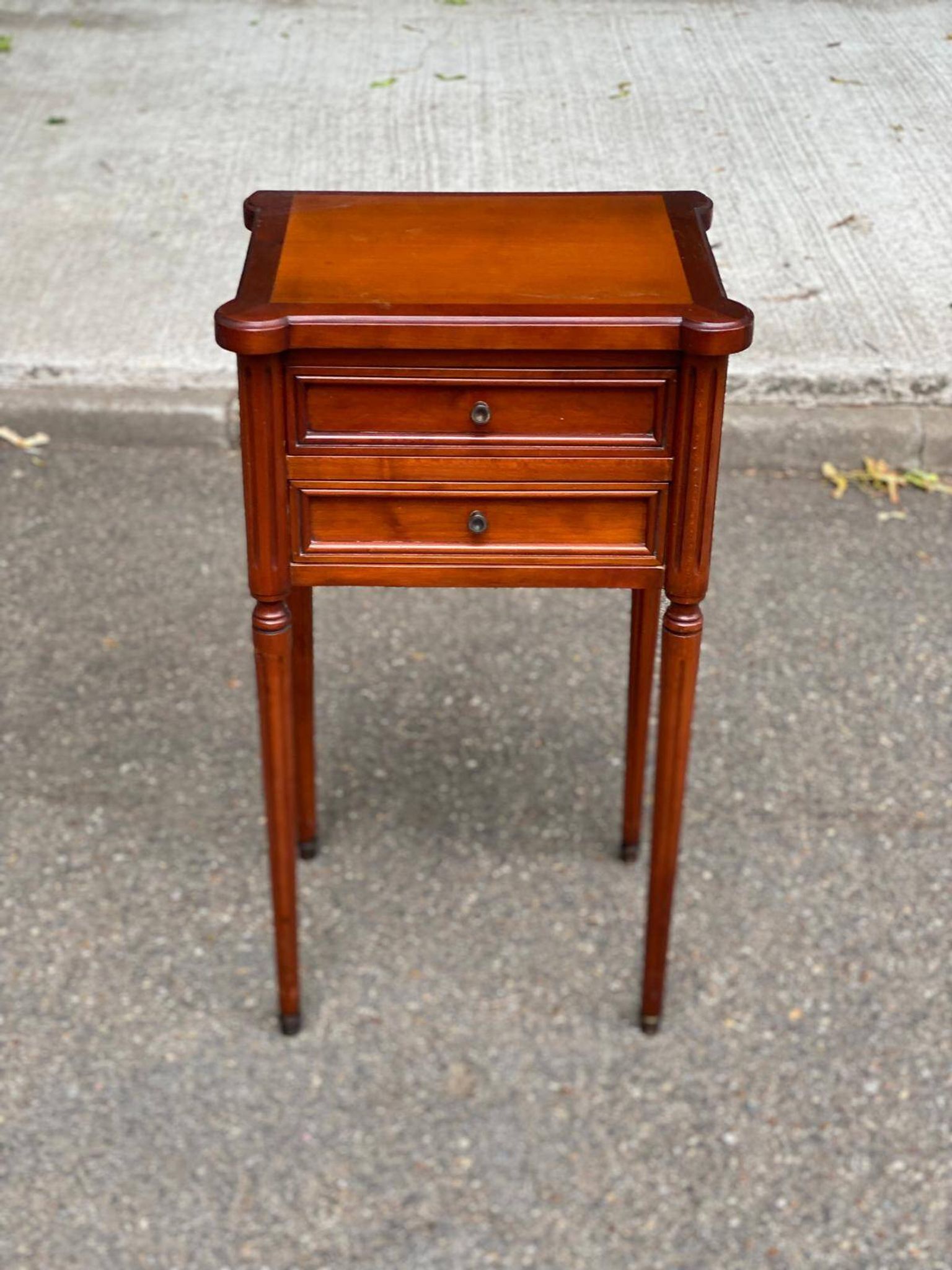 Table d'appoint chevet Style Louis XVI en merisier massif à cannelures 1960