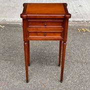 Table d'appoint chevet Style Louis XVI en merisier massif à cannelures 1960