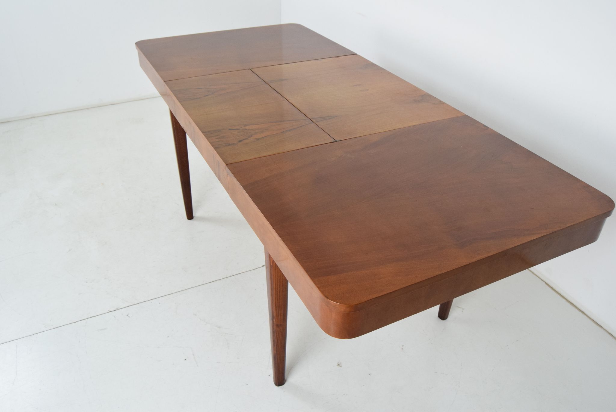 Table à manger extensible Art déco, conçue par Jindrich Halabala, années 1940.