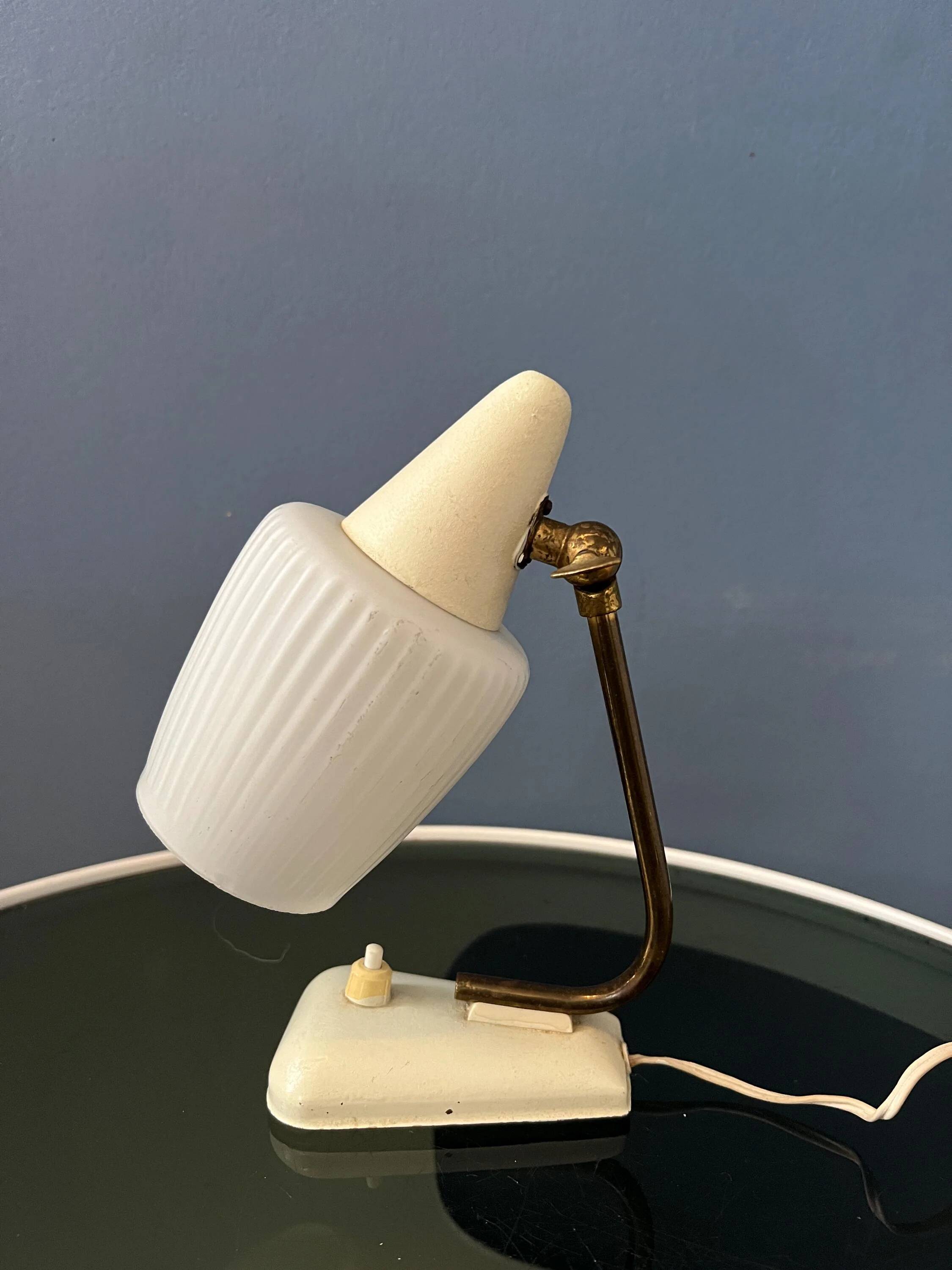 Lampe de bureau en verre opalin style Art déco Mid-Century