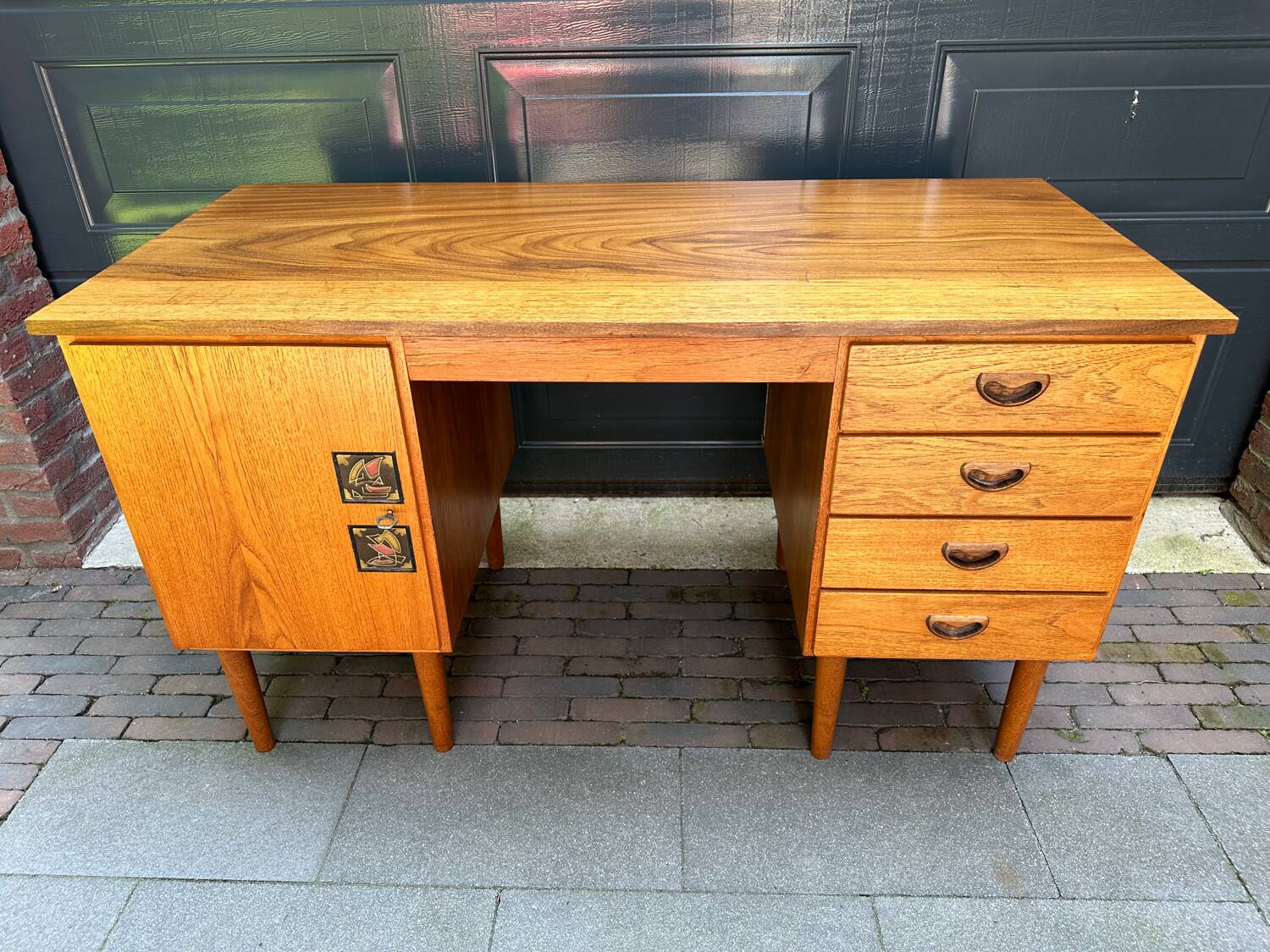 Louis van Teeffelen desk