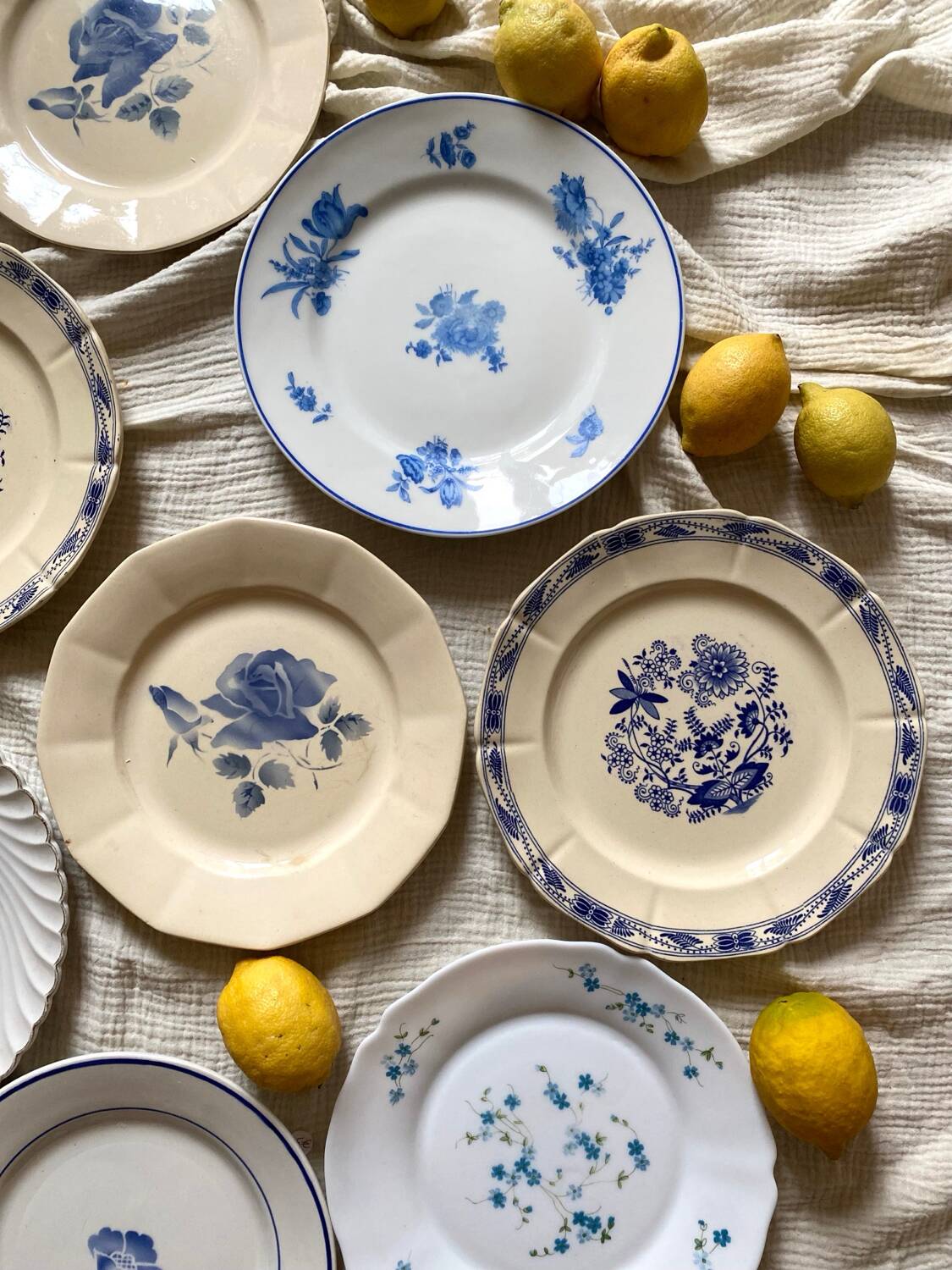 8 assiettes anciennes dépareillées en faïence