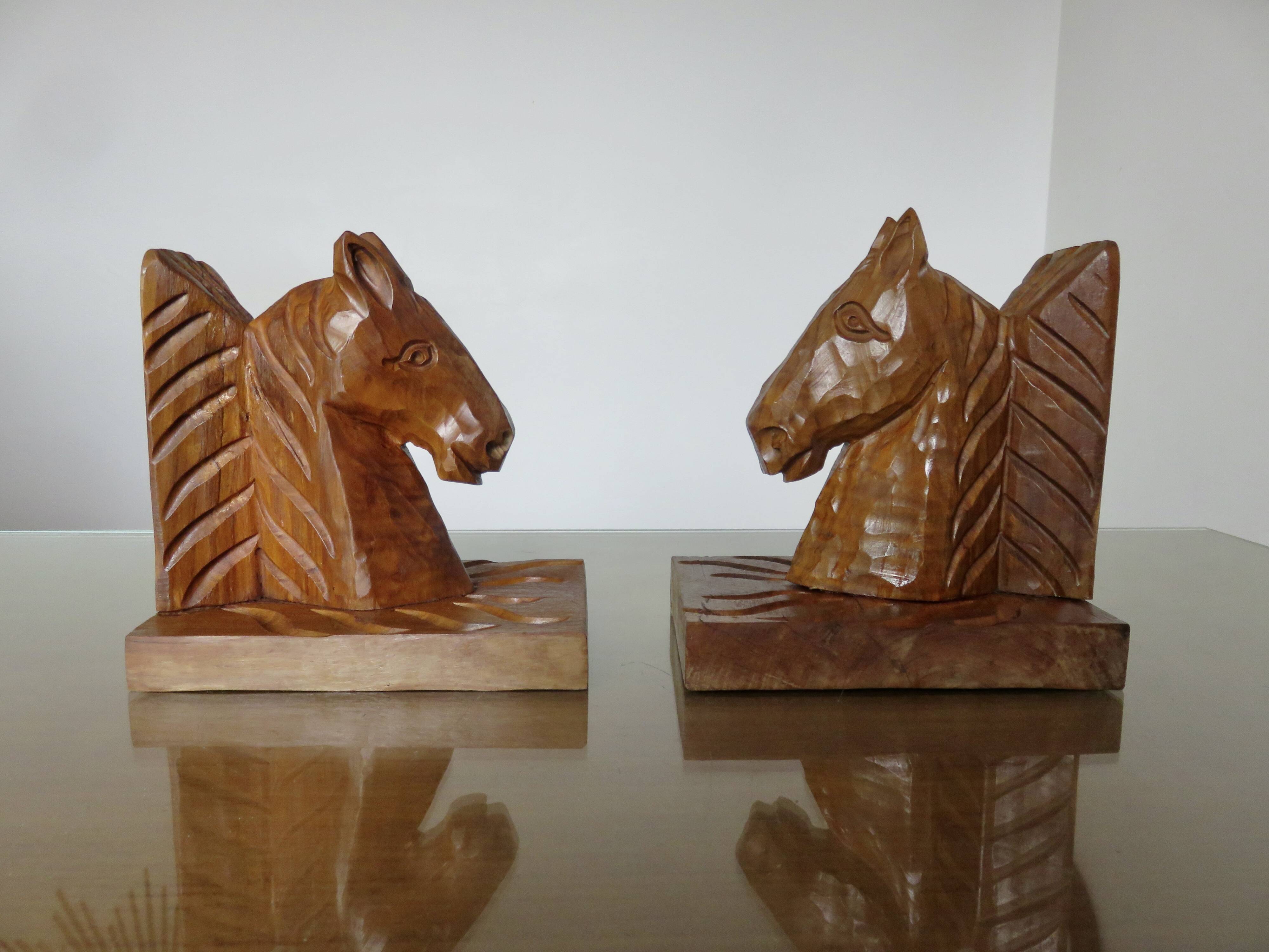 Paire de serre livres "chevaux" en bois de hêtre taillé à la gouge, 30-40