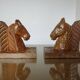 Paire de serre livres "chevaux" en bois de hêtre taillé à la gouge, 30-40