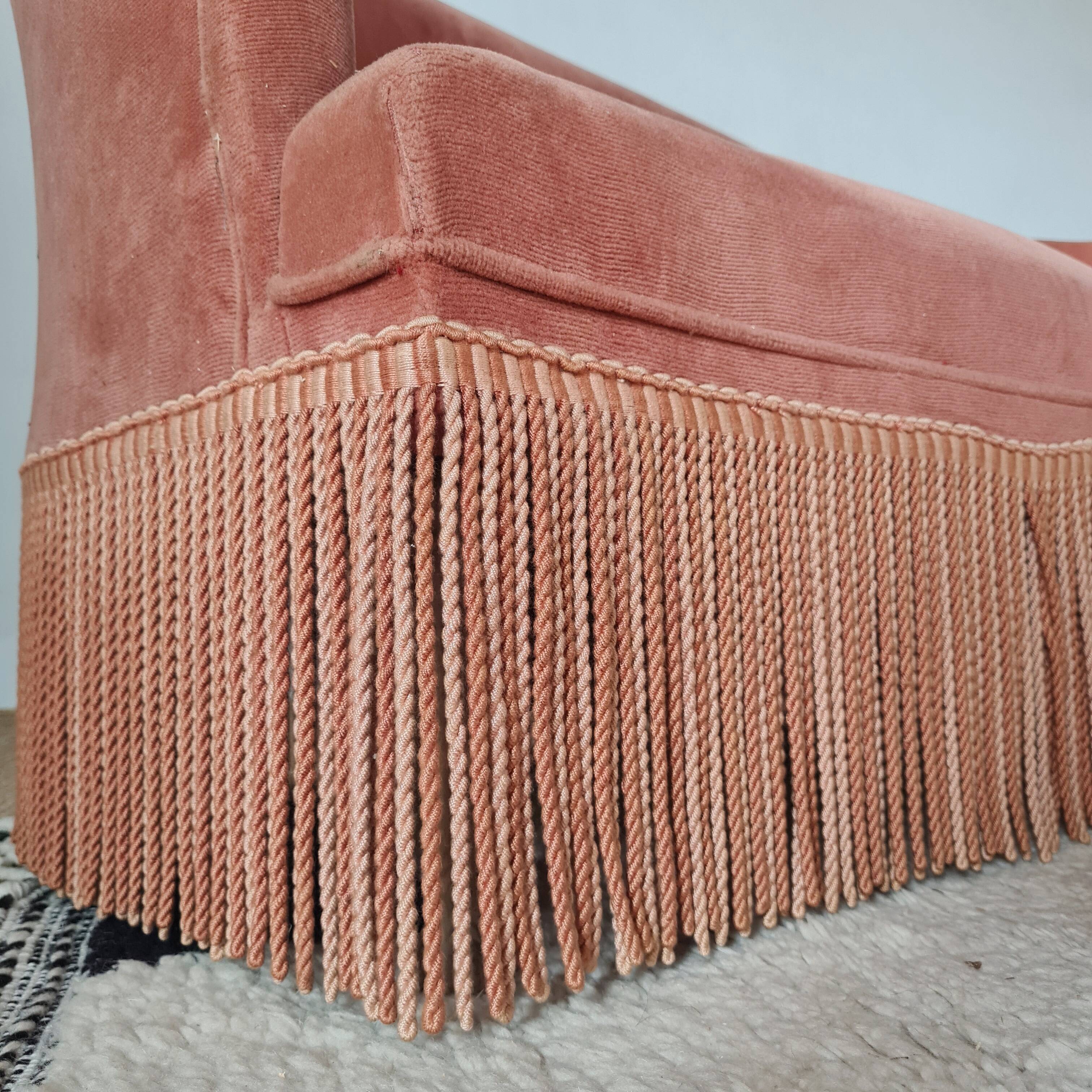Banquette crapaud en velours rose avec franges