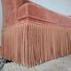 Banquette crapaud en velours rose avec franges