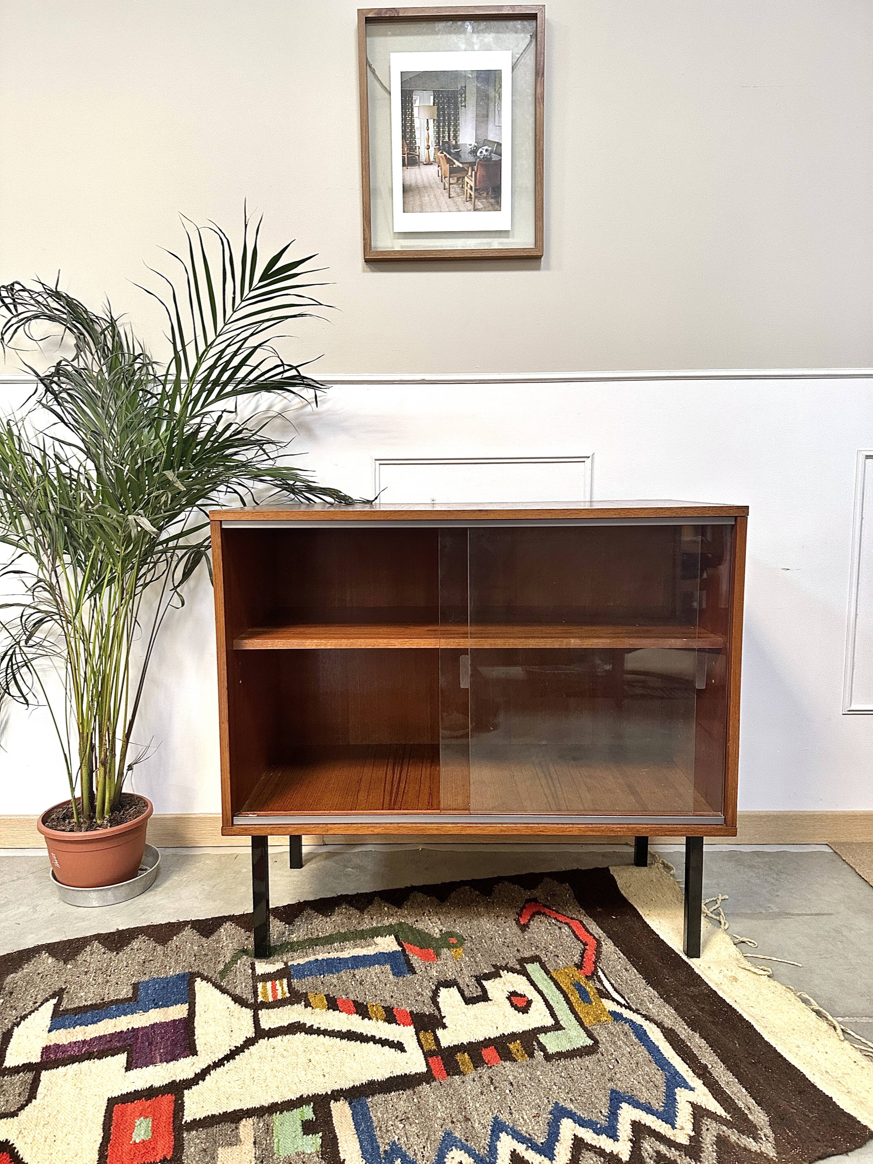 Meuble de rangement scandinave / vitrine