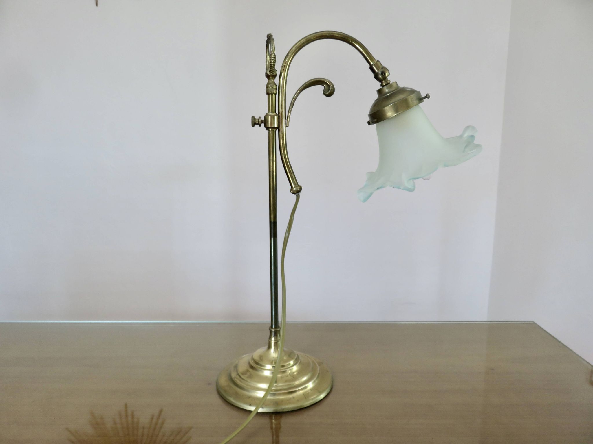 Art nouveau lamp in bronze and frosted glass tulip