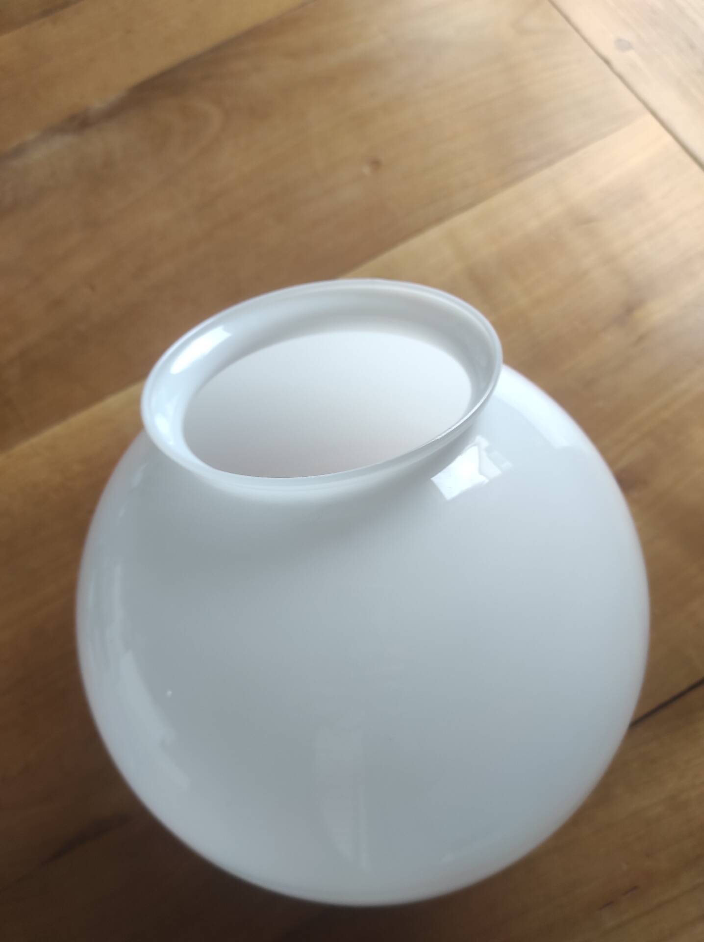 Opaline glass globe with a diameter of 20 cm.
