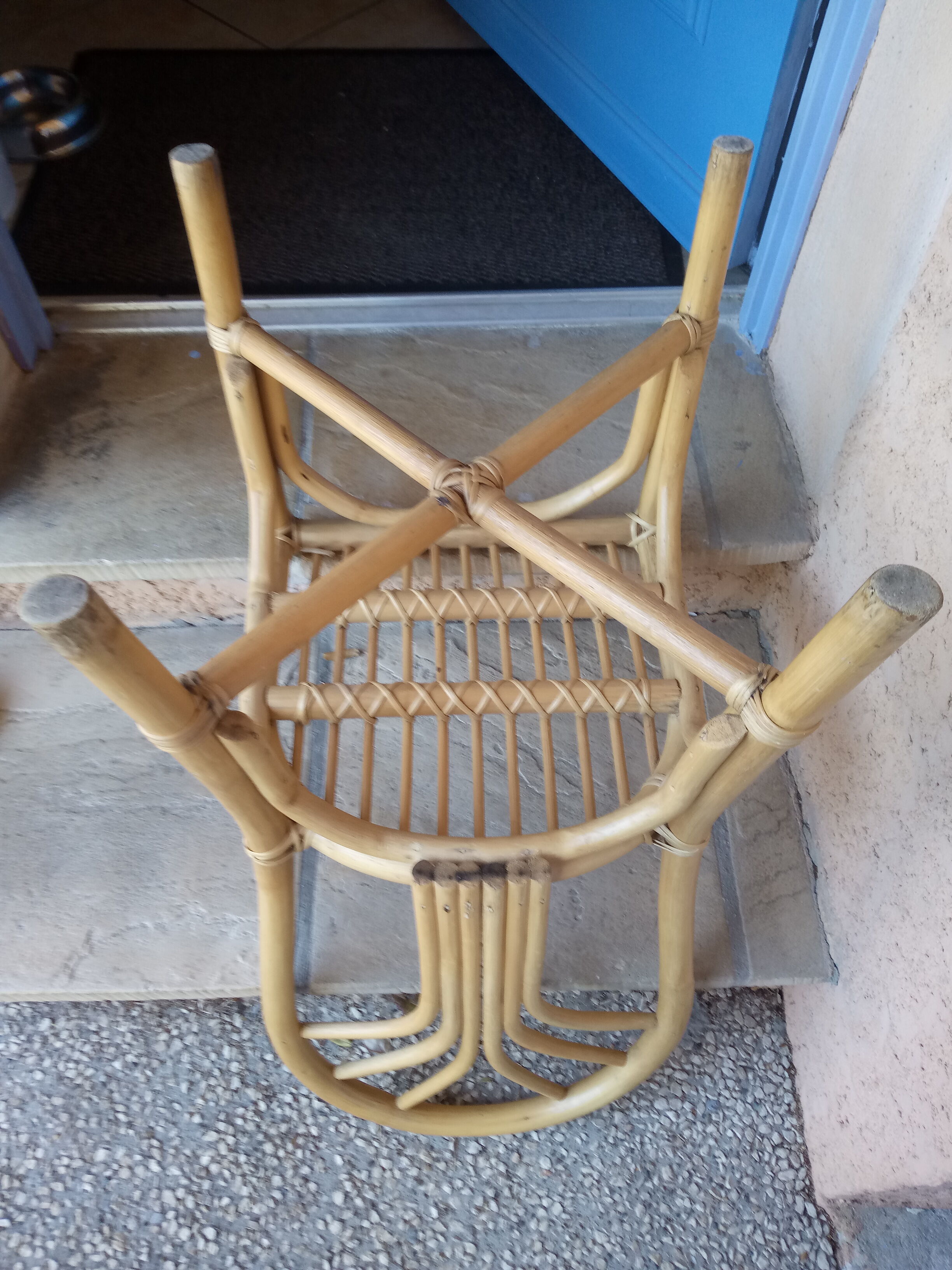 Ensemble de quatre chaises en rotin