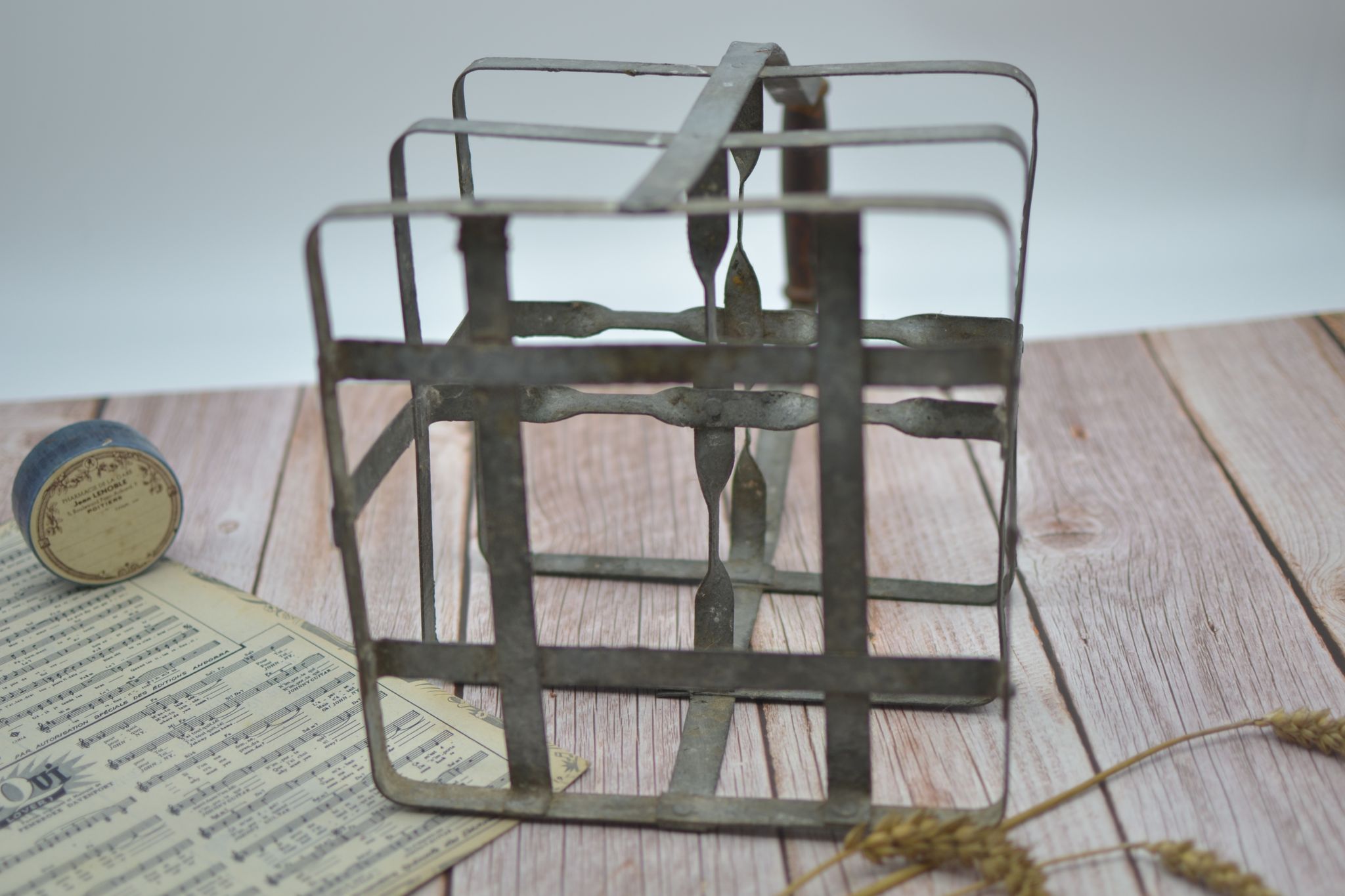 Bottle holder with 4 slots in galvanized zinc with wooden handles