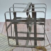 Bottle holder with 4 slots in galvanized zinc with wooden handles