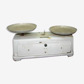 Enamelled scale with weight-bearing drawer