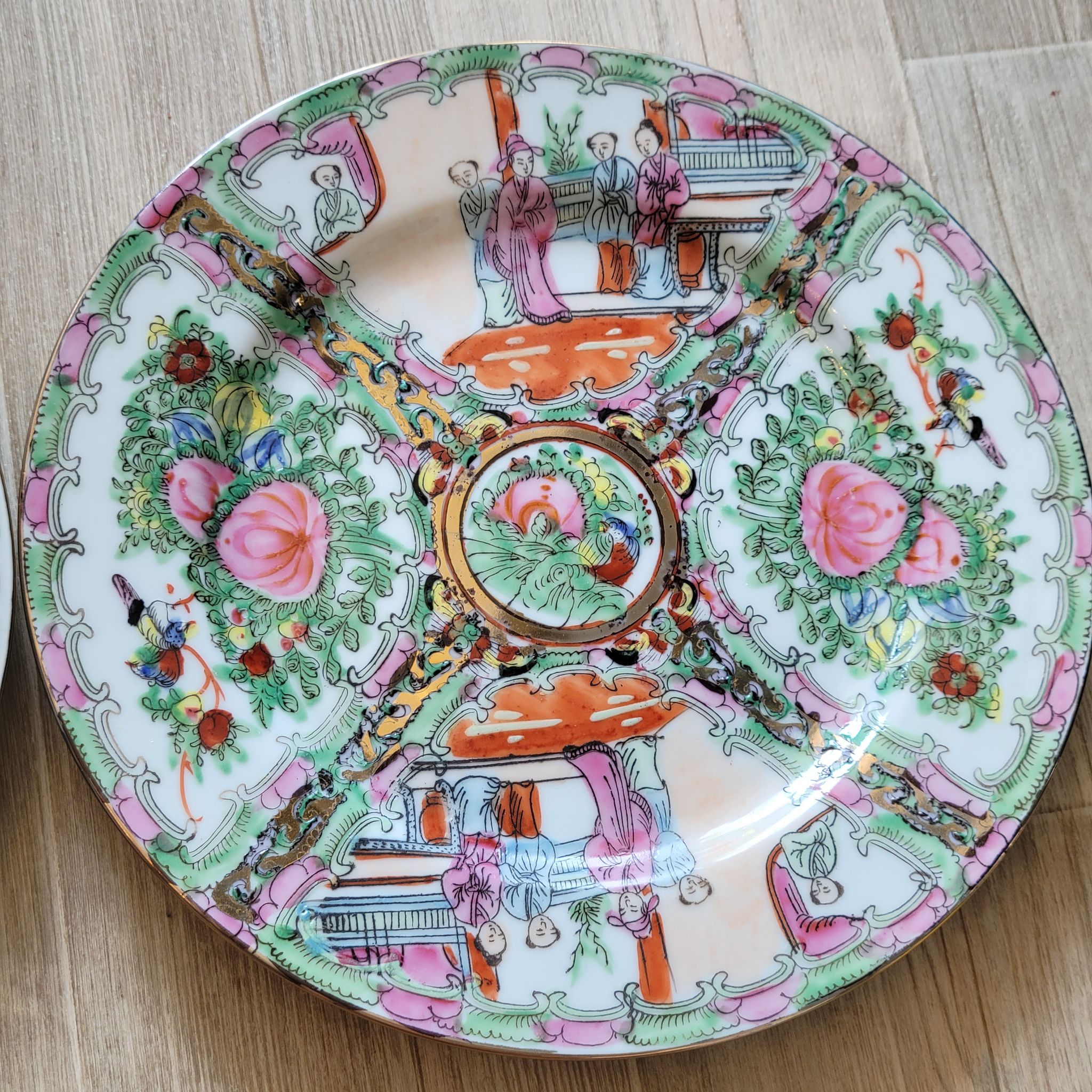2 assiettes chinoises porcelaine polychrome et or Canton XXème