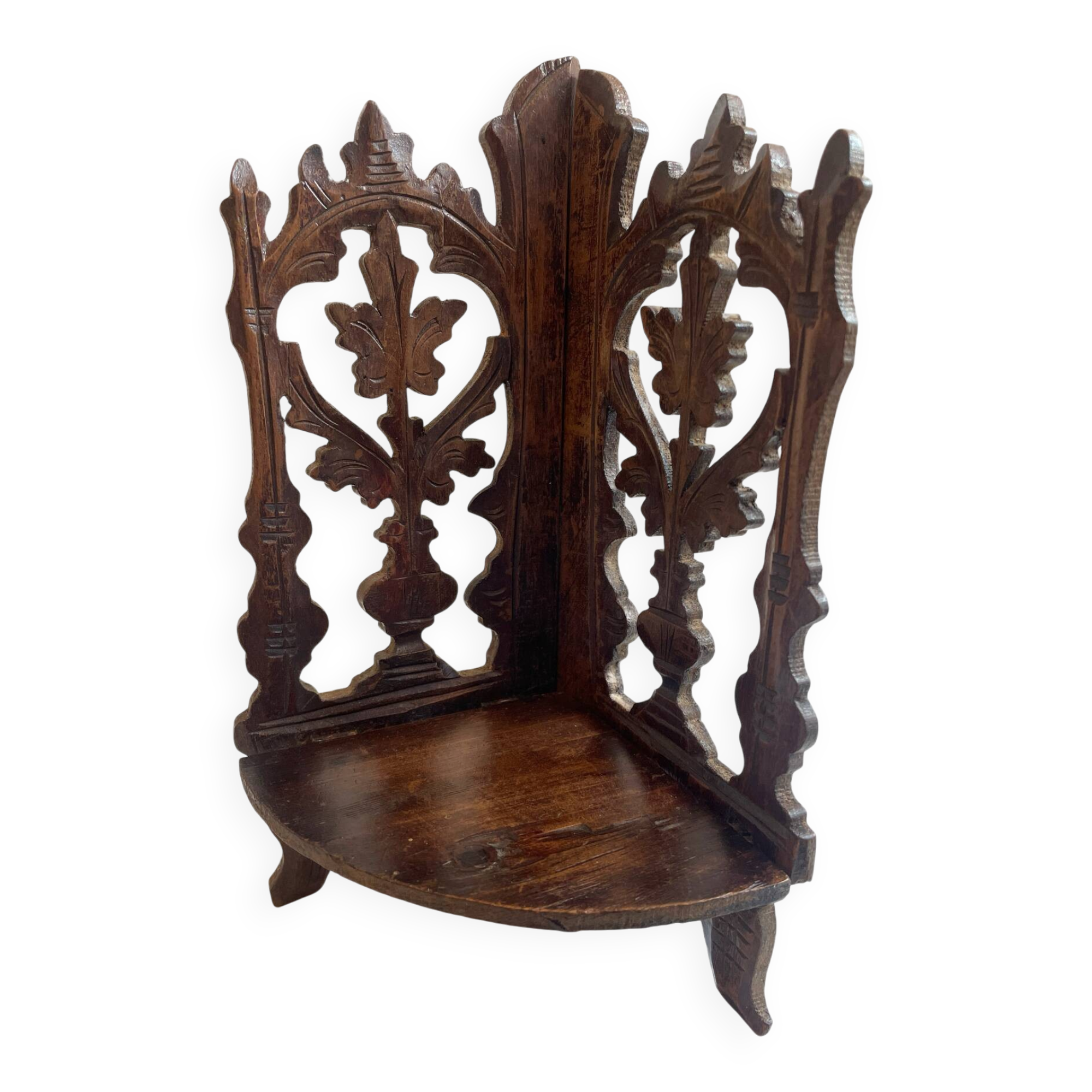 Petite étagère d’angle en bois sculpté