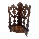 Petite étagère d’angle en bois sculpté
