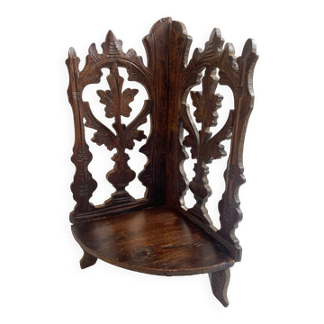 Petite étagère d’angle en bois sculpté