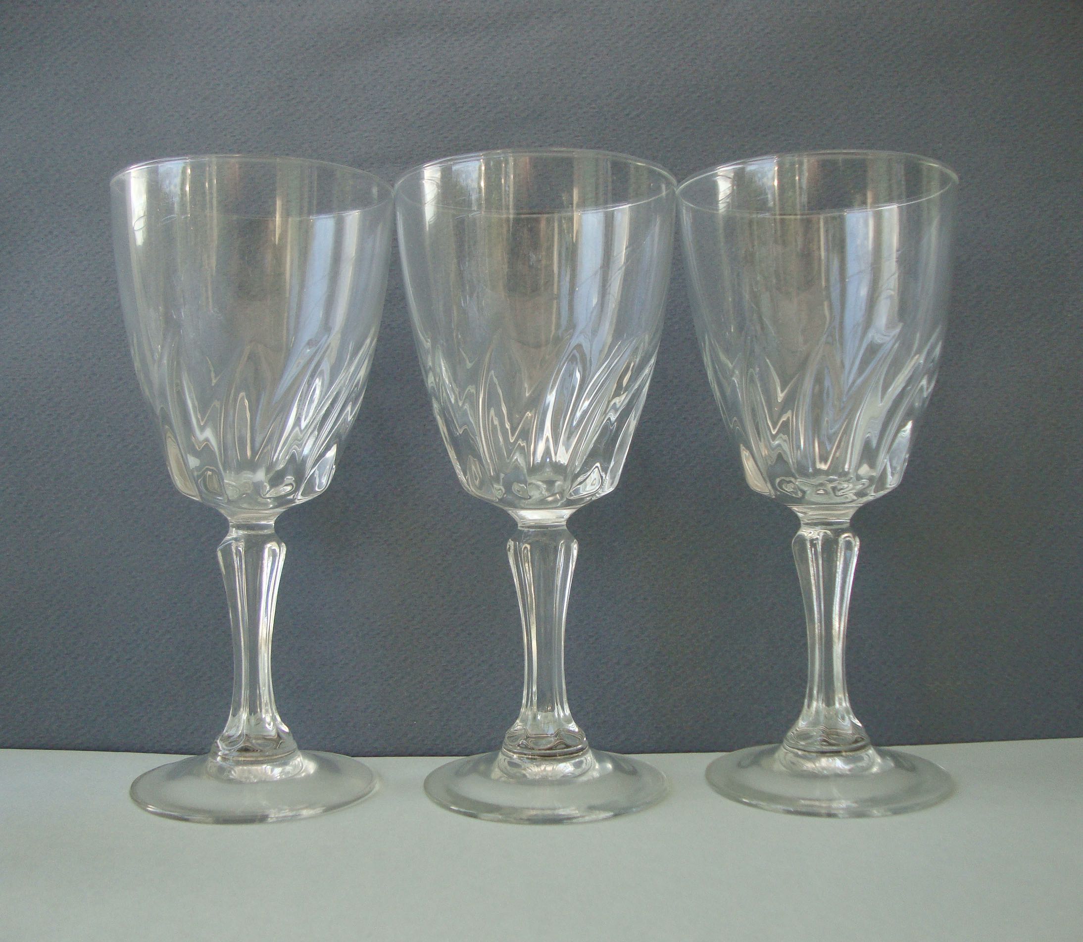 Suite of 12 glasses of wine 60s
