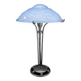 Lampe en fer forgé et abat-jour en verre bleu aux clématites, France, Art Déco, circa 1920