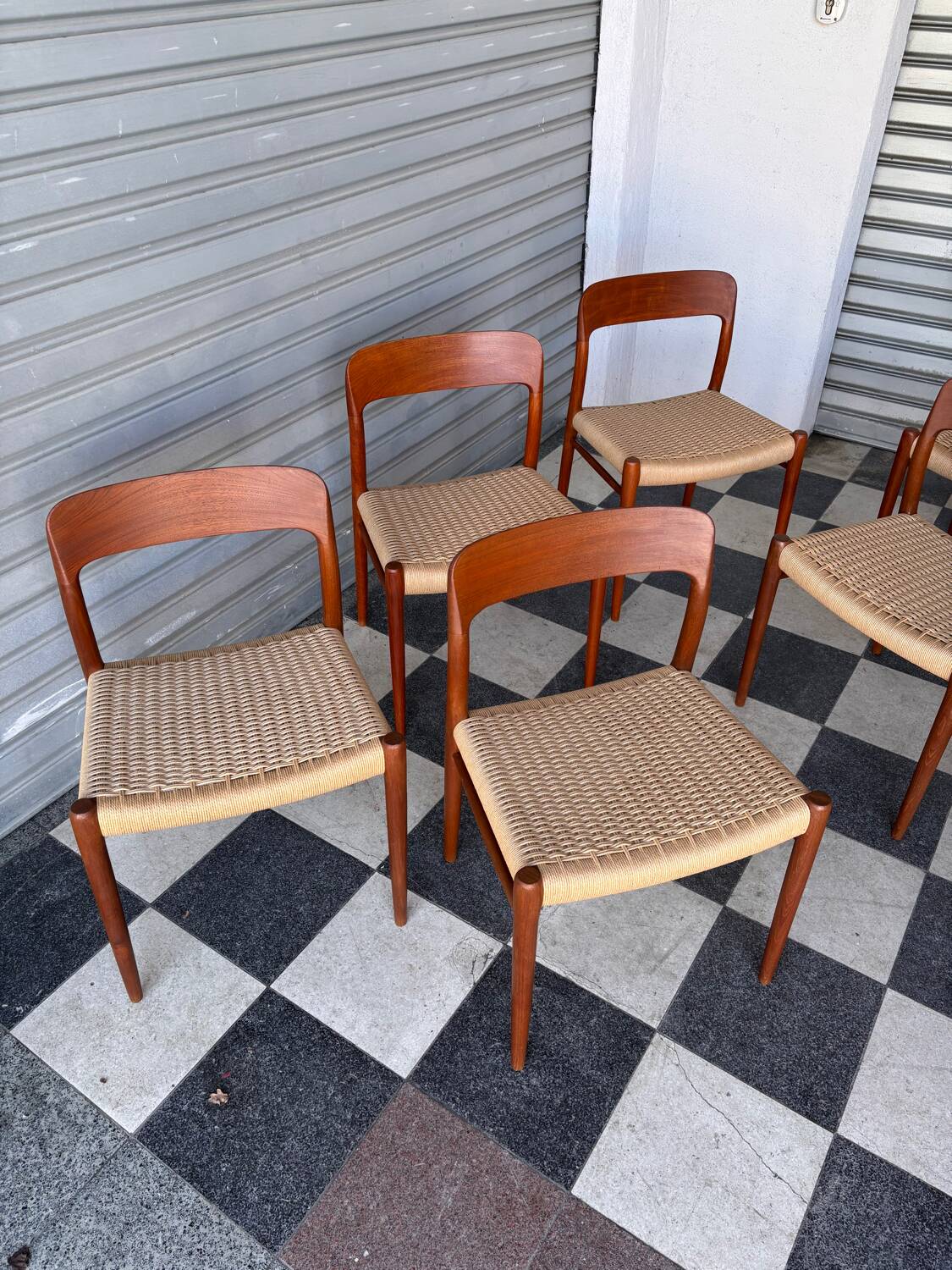 Série de 8 chaises Møller 75