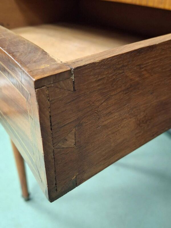 Table rognon style Louis XVI – plateau plaqué décoratif