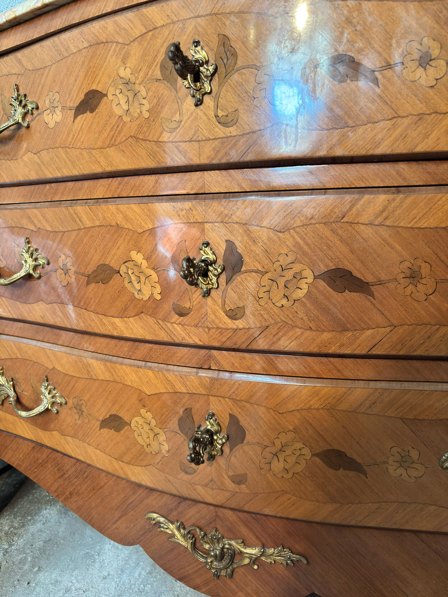 Striking chest of drawers