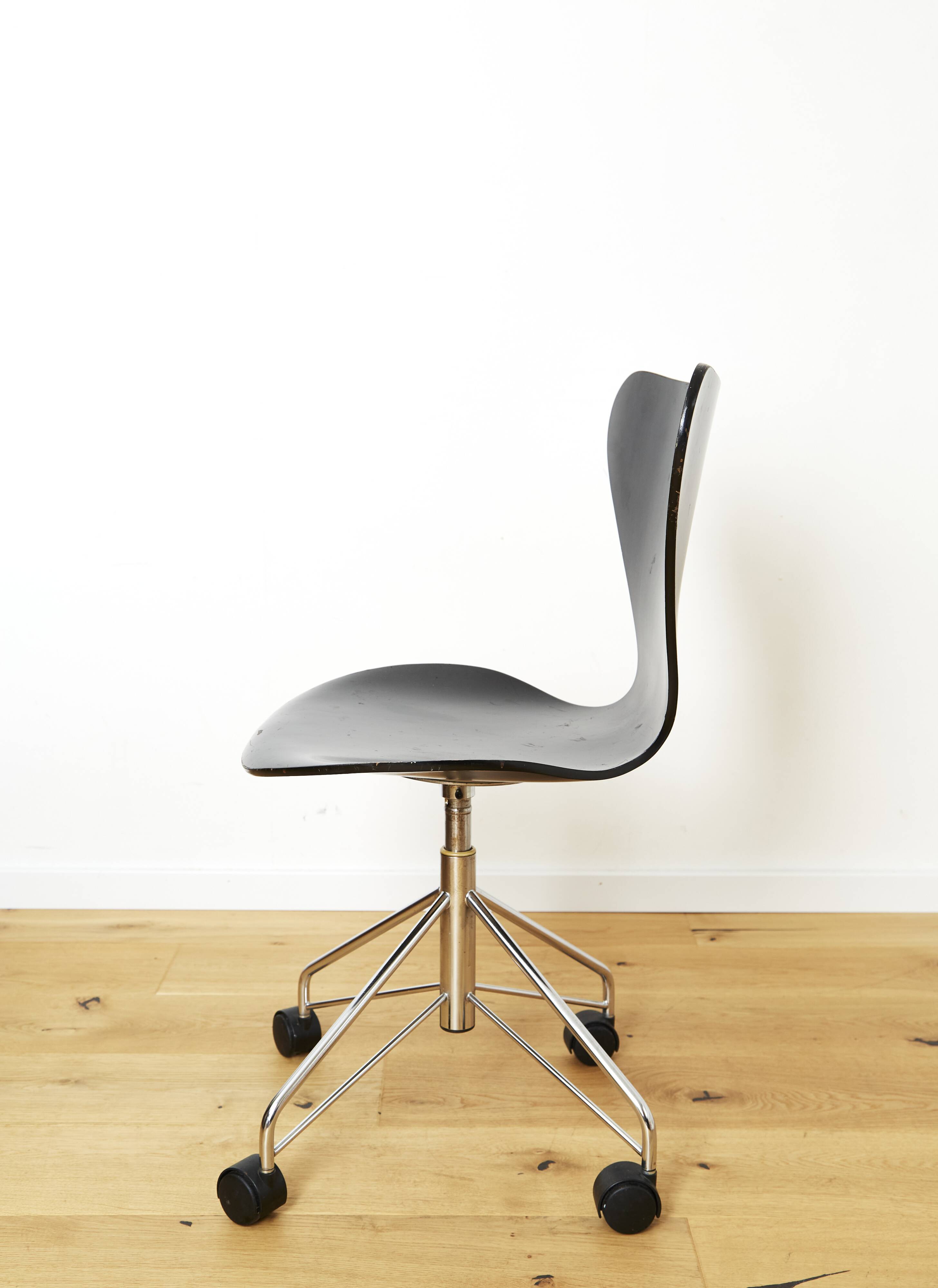 Arne Jacobsen 3117 Series 7 Office Chair for Fritz Hansen