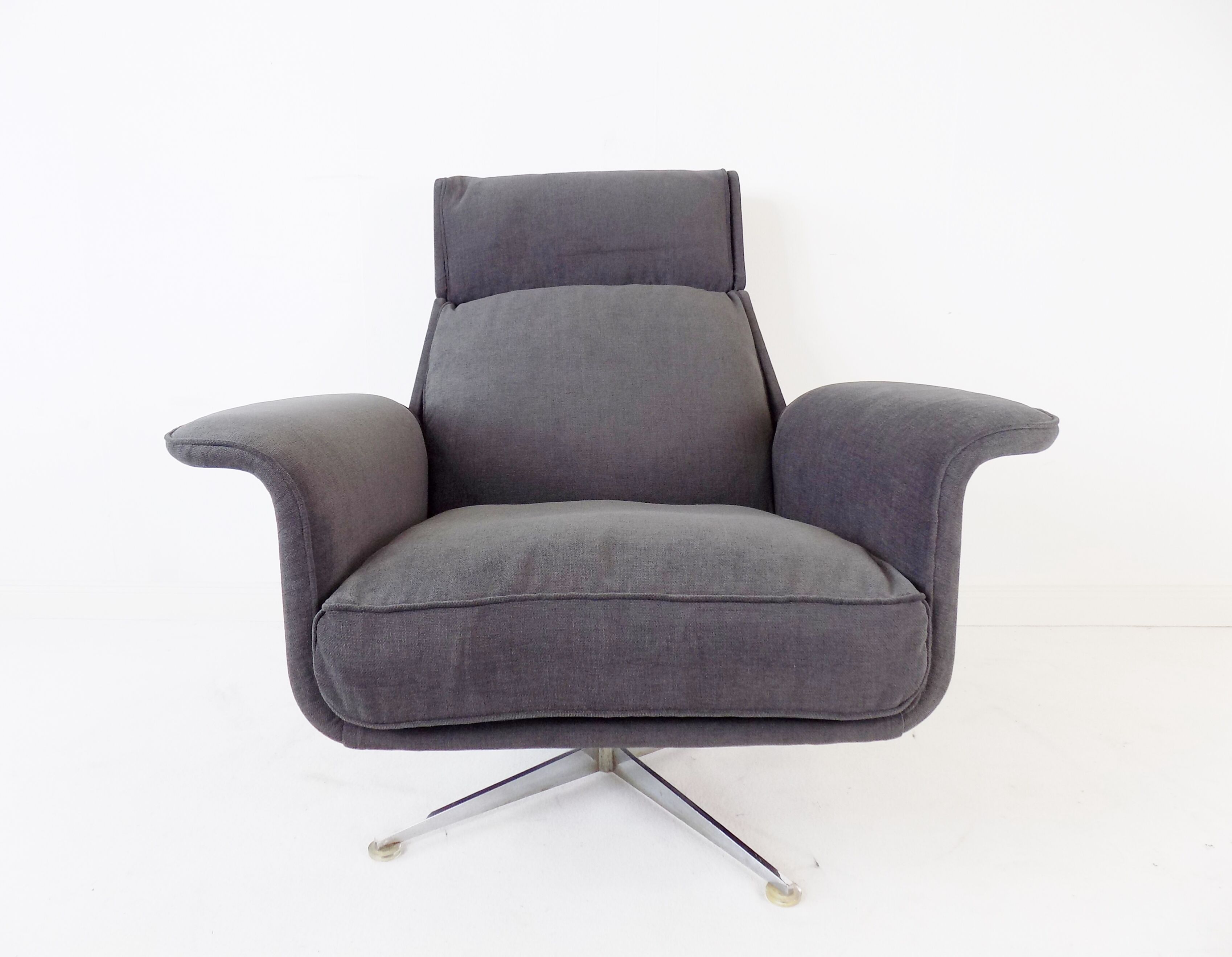 Fauteuil Kaufeld Siesta 62  grise avec pouf par Jacques Brule