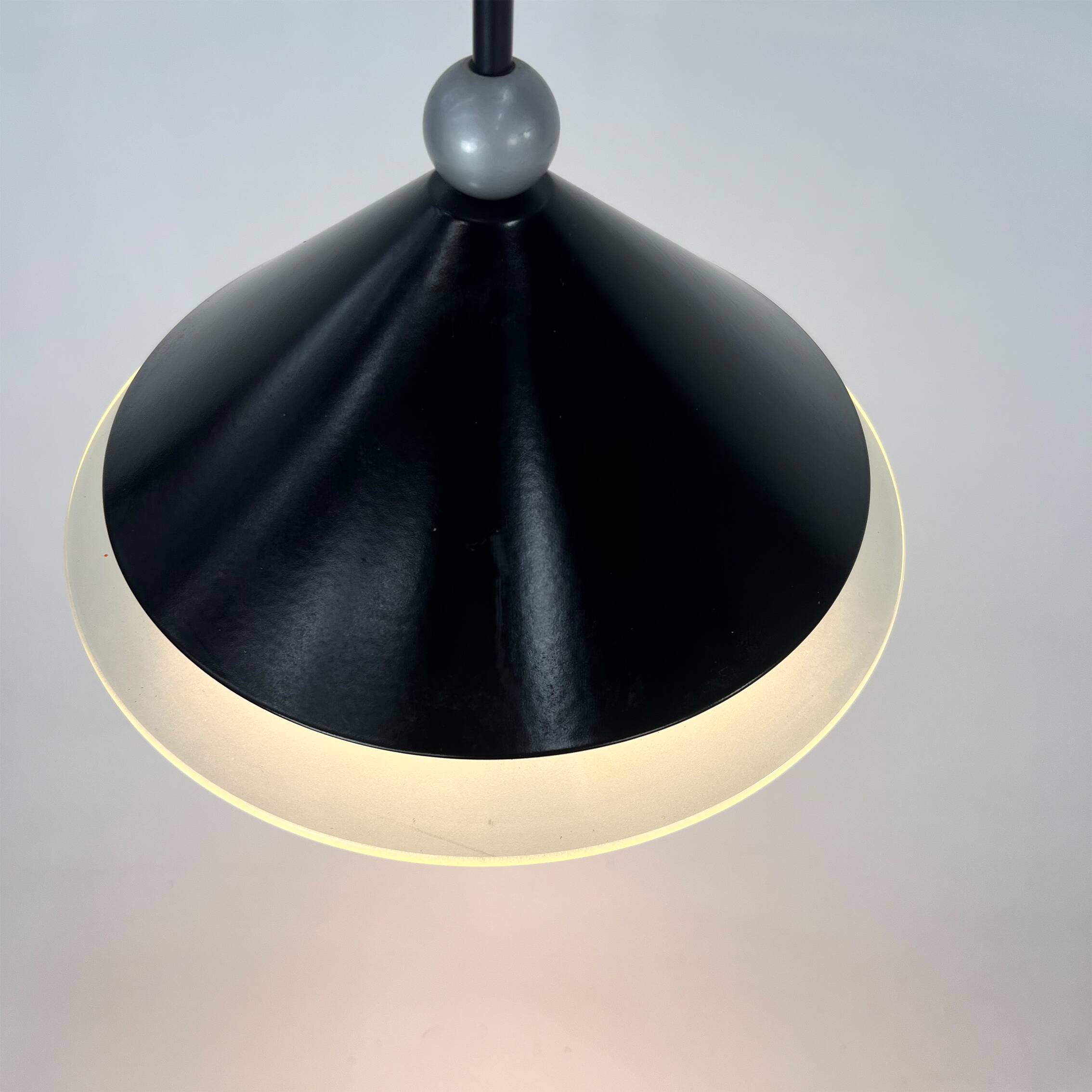 Suspension halogène postmoderne italienne, années 1980