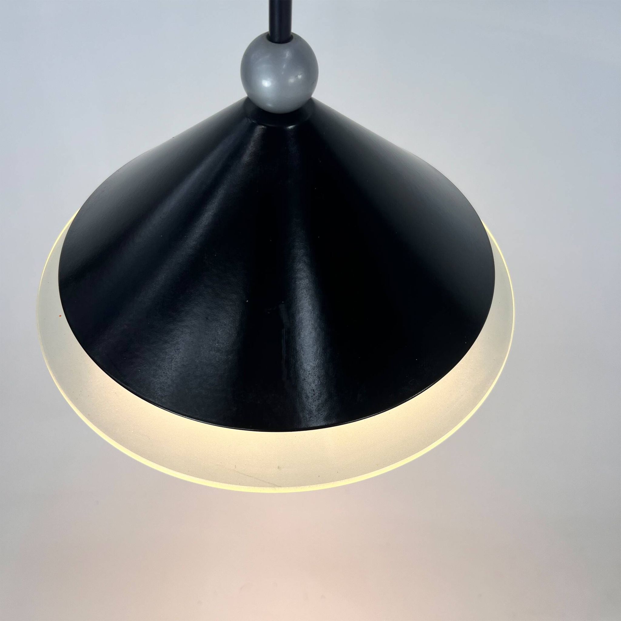Suspension halogène postmoderne italienne, années 1980