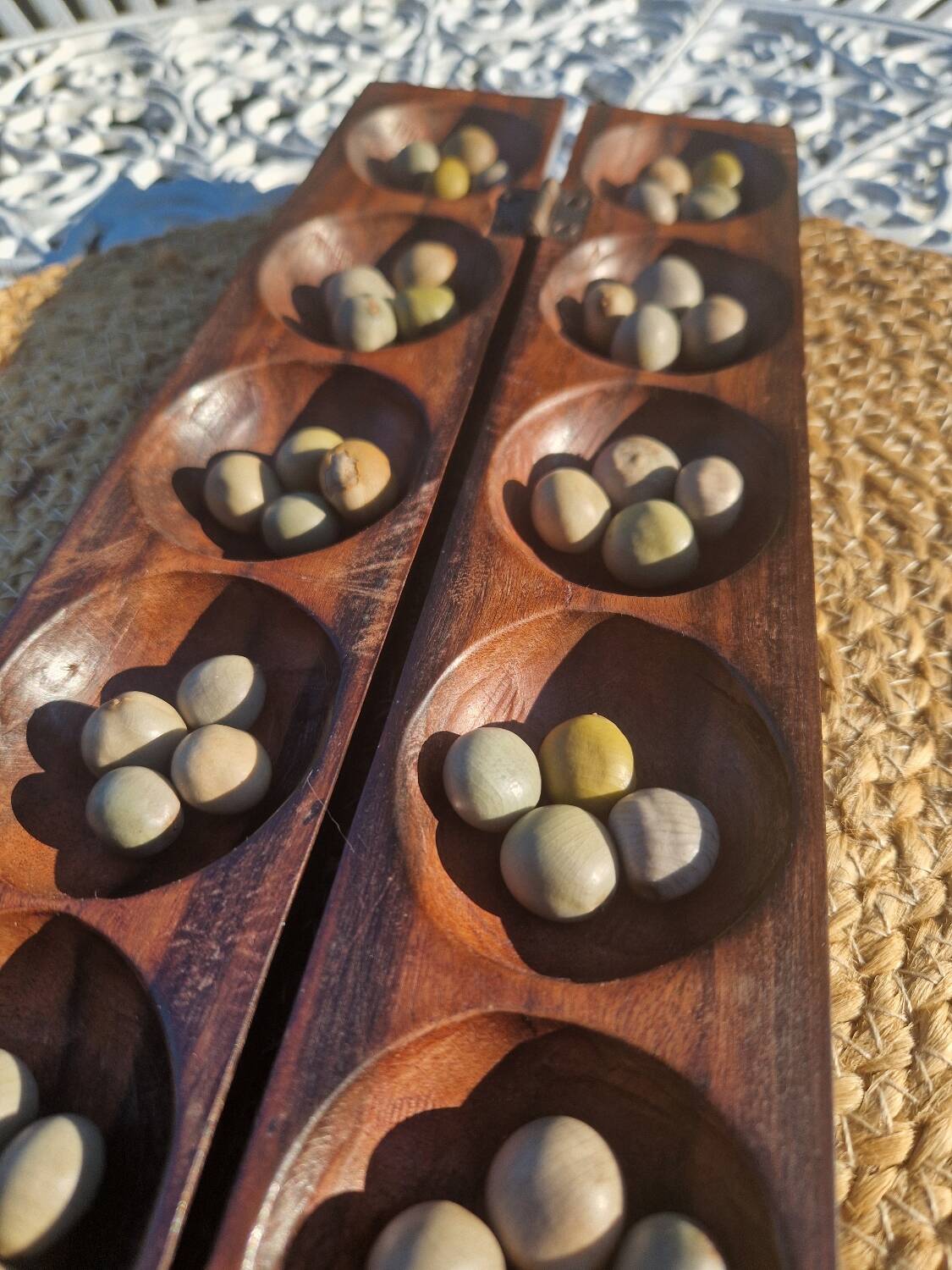 Jeu Awalé africain vintage en bois avec ses 48 graines
