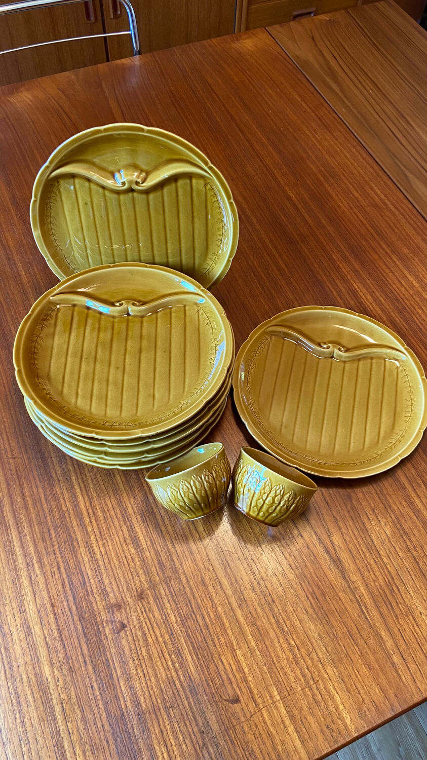 Service of 8 asparagus plates and its 2 sauce boats Gien 1960